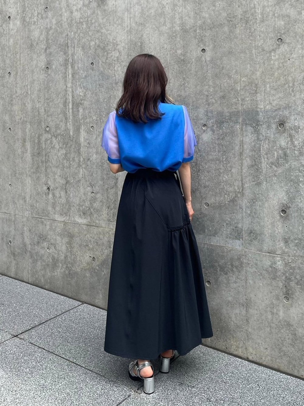 ブルー系のシャツ/ブラウス、ブラック系のスカートを着用したレディースの夏コーディネートの3枚目の写真