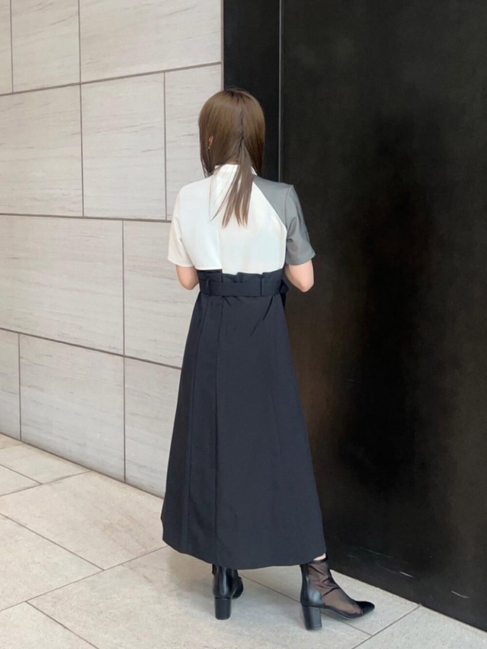 ホワイト系のワンピースを着用したレディースの春コーディネートの3枚目の写真