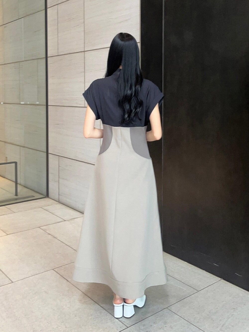 ブラック系のワンピースを着用したレディースの春コーディネートの3枚目の写真