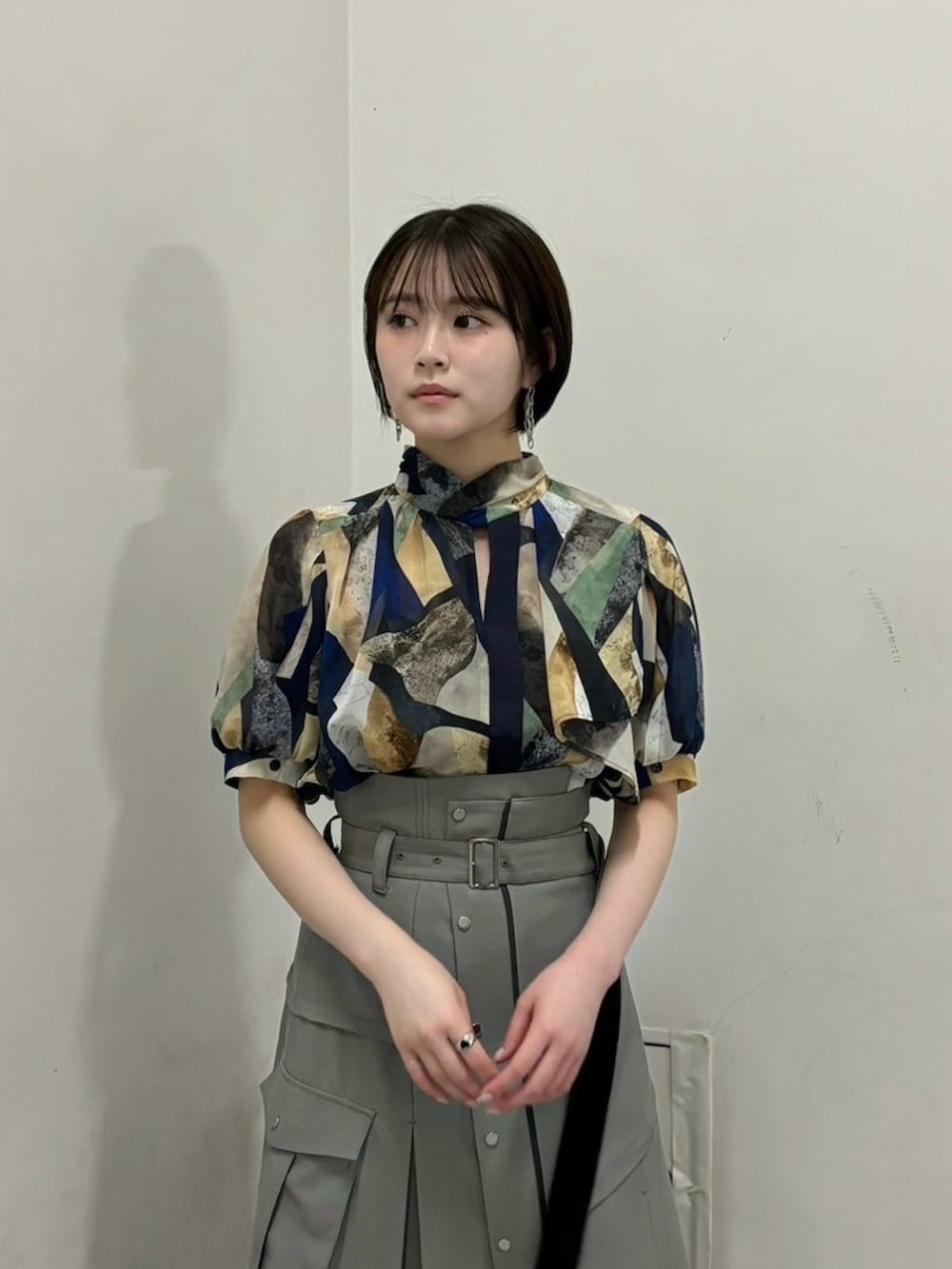 ブルー系のシャツ/ブラウス、グレー系のスカートを着用したレディースの春コーディネートの5枚目の写真