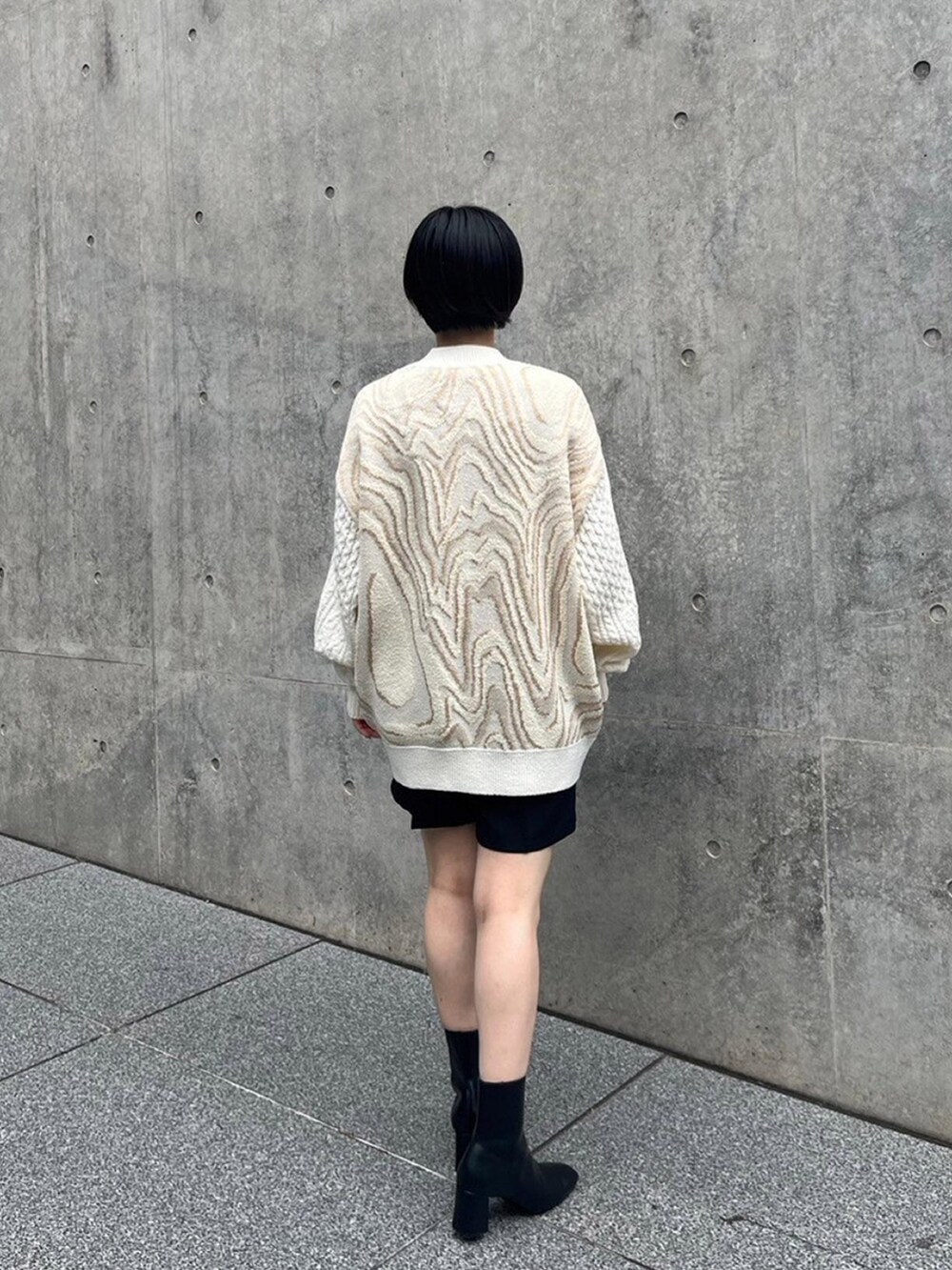 ホワイト系のニット/セーター、ブラック系のその他パンツを着用したレディースの秋コーディネートの3枚目の写真