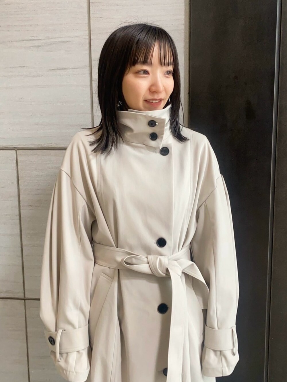「UNITED TOKYOのスタンドカラーロングコート（トレンチコート、ベージュ系）」を使った、UNITED TOKYO STAFFさん（レディース・150cm）の春コーディネートの3枚目の写真