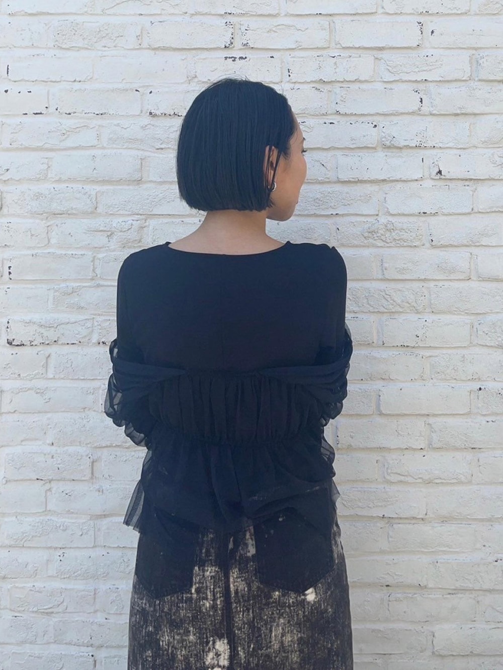 ブラック系のTシャツ/カットソー、その他のデニムスカートを着用したレディースの春コーディネートの6枚目の写真