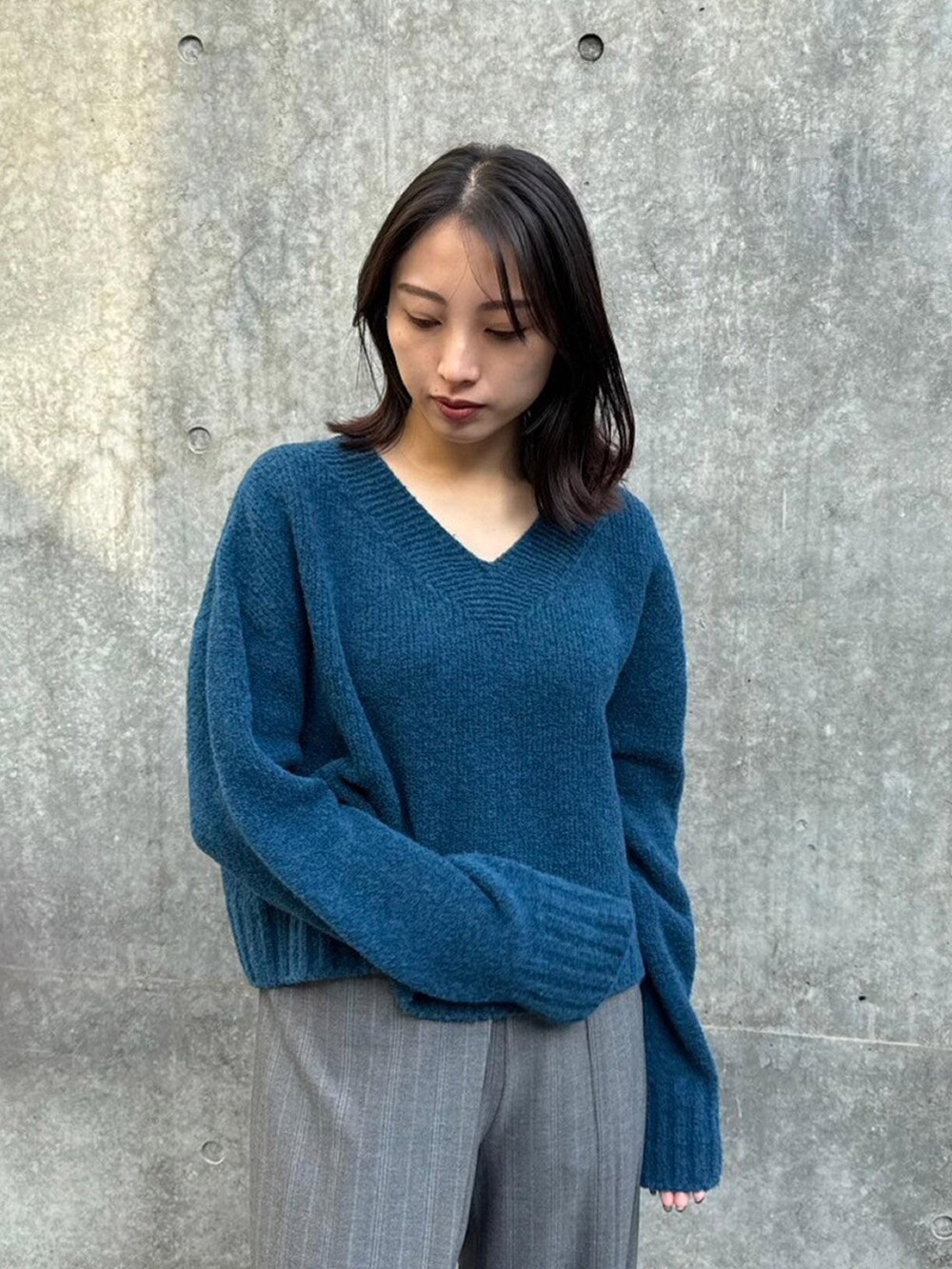 「UNITED TOKYOのループヤーンVネックニット（ニット/セーター、ブルー系）」を使った、UNITED TOKYO STAFFさん（レディース・161cm）の秋コーディネートの4枚目の写真