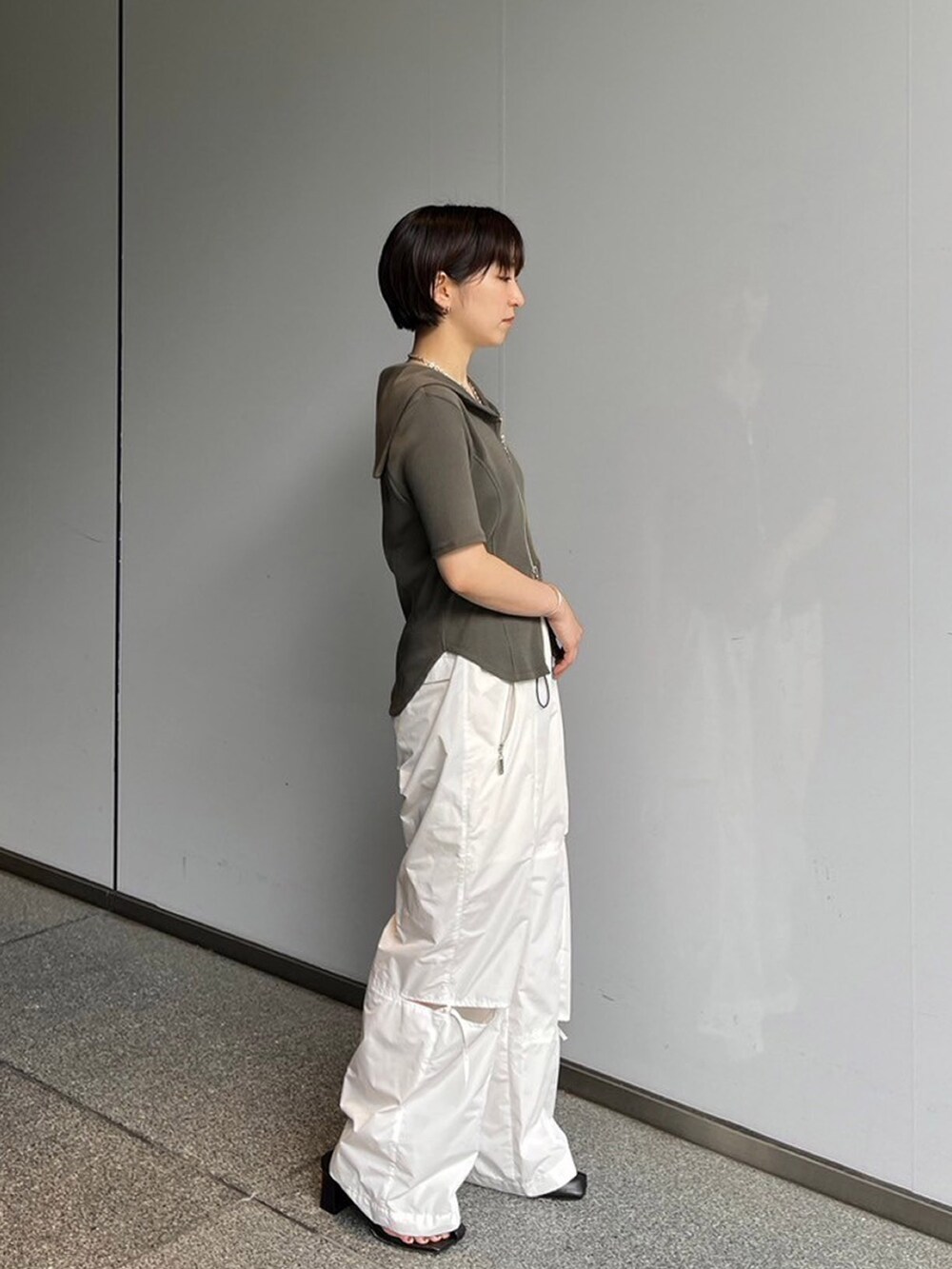 グリーン系のTシャツ/カットソー、ホワイト系のその他パンツを着用したレディースの夏コーディネートの2枚目の写真
