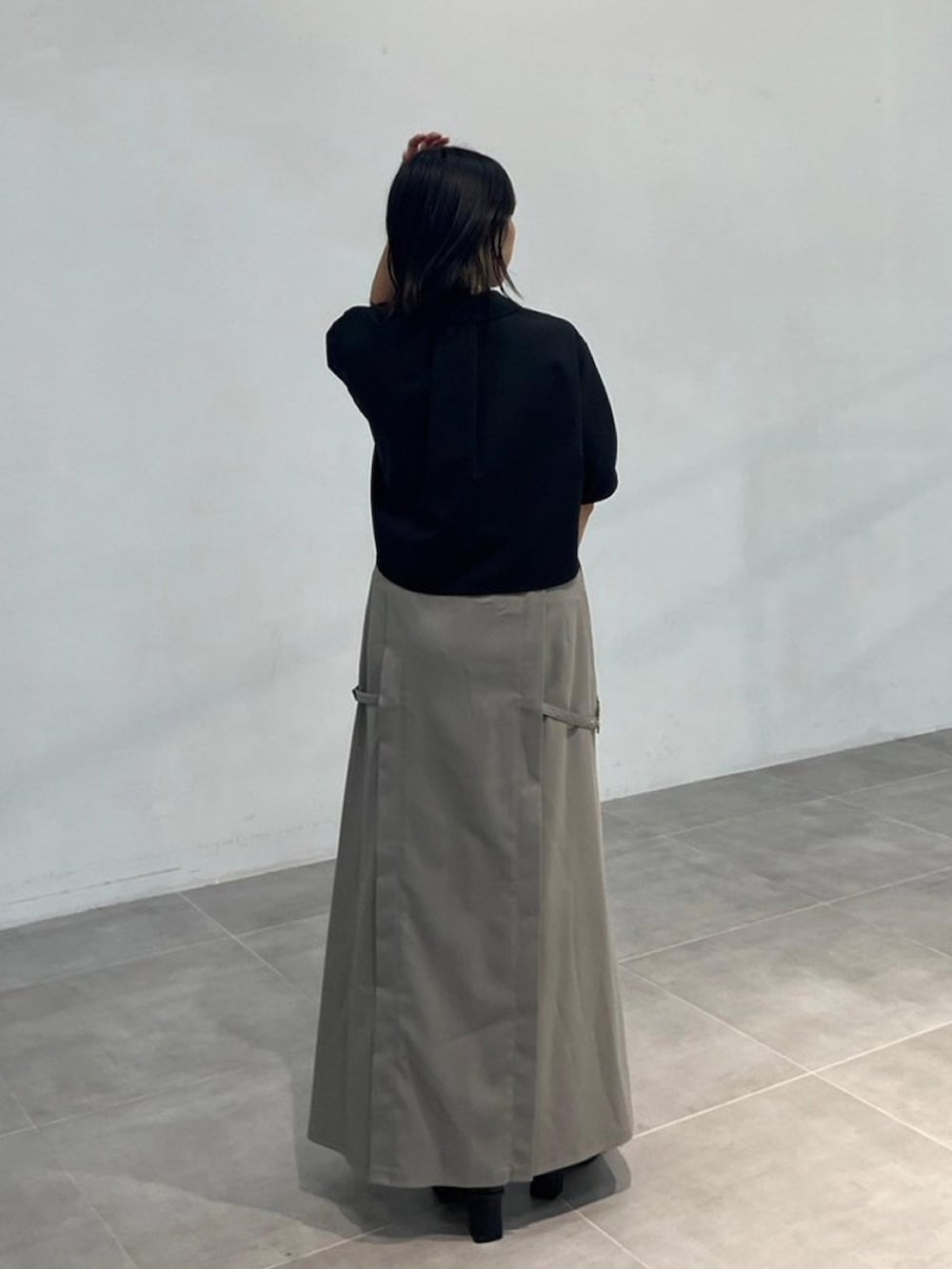 ブラック系のワンピース、グレー系のスカートを着用したレディースの秋コーディネートの3枚目の写真