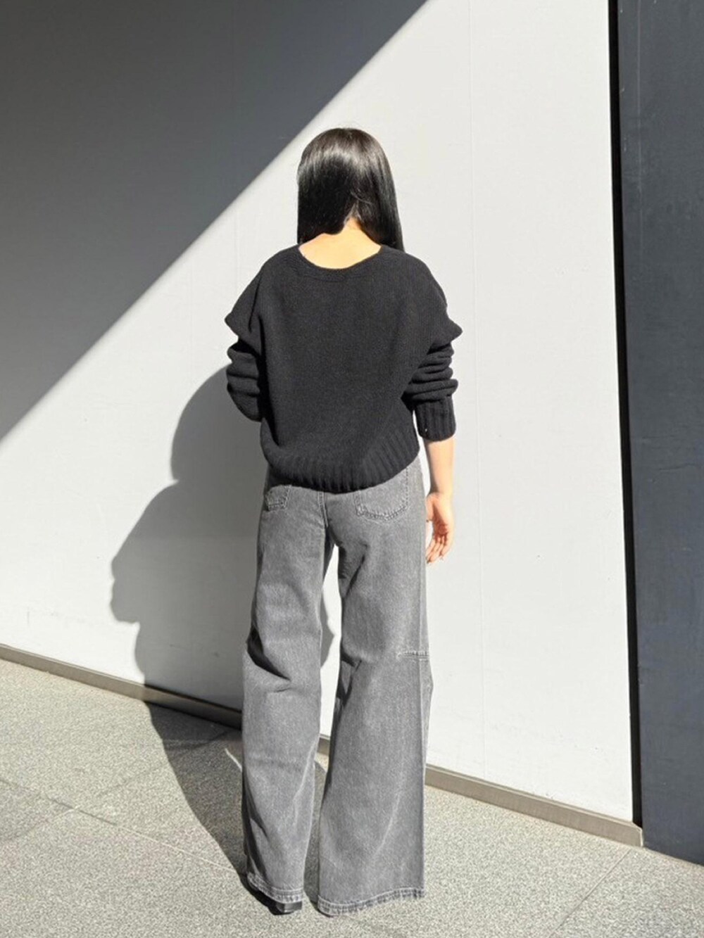 「UNITED TOKYOのスプレッドカラードデニムパンツ（デニムパンツ、ブラック系）」を使った、UNITED TOKYO STAFFさん（レディース・157cm）の秋コーディネートの3枚目の写真