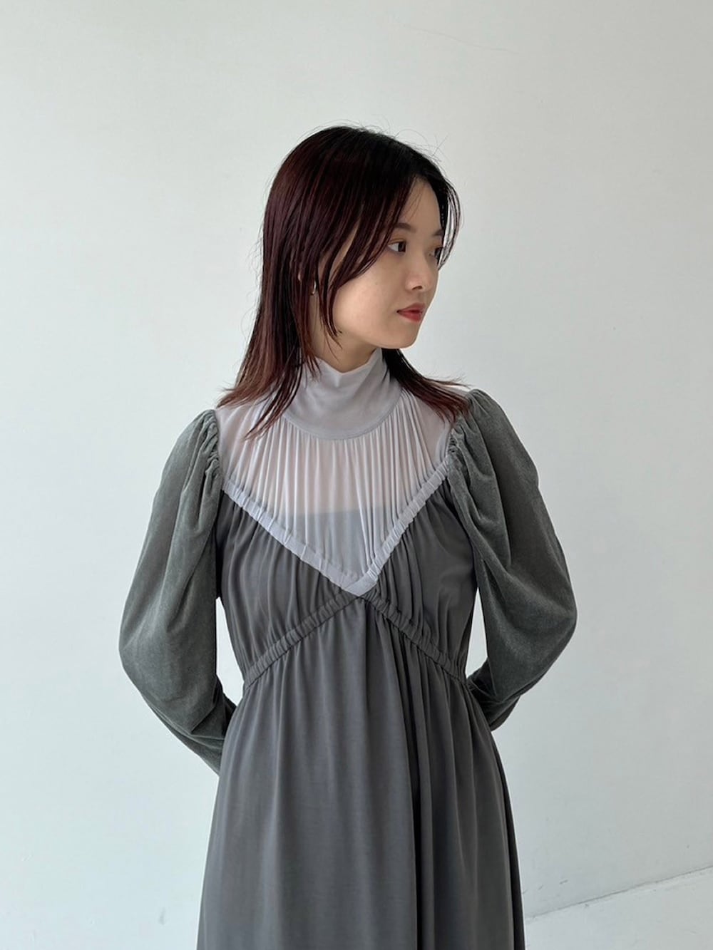 グリーン系のワンピースを着用したレディースの秋コーディネートの4枚目の写真