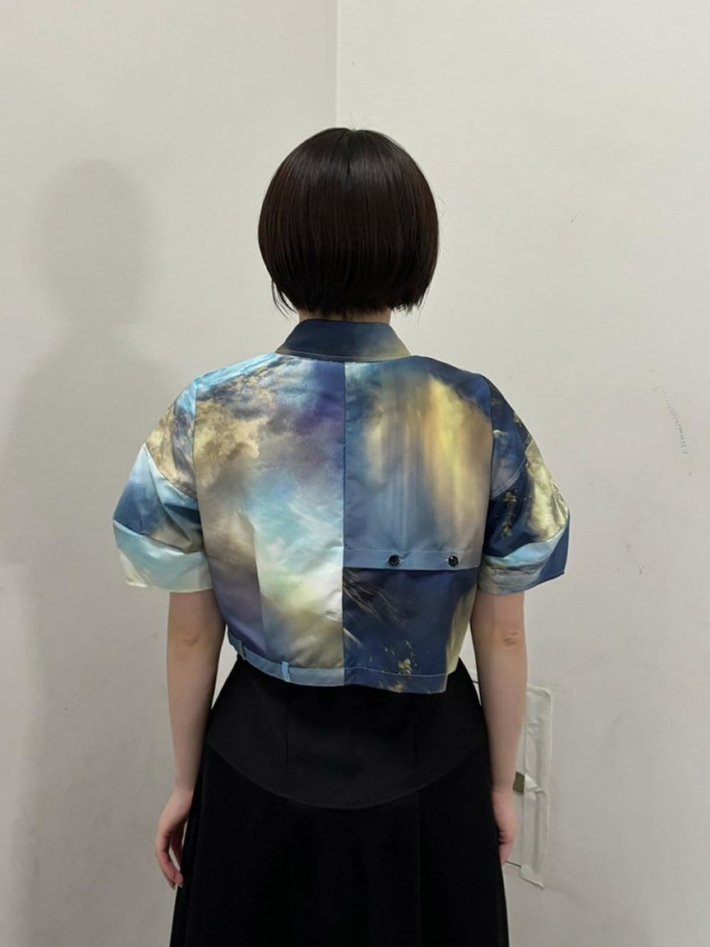 その他のシャツ/ブラウス、ブラック系のスカートを着用したレディースの春コーディネートの6枚目の写真