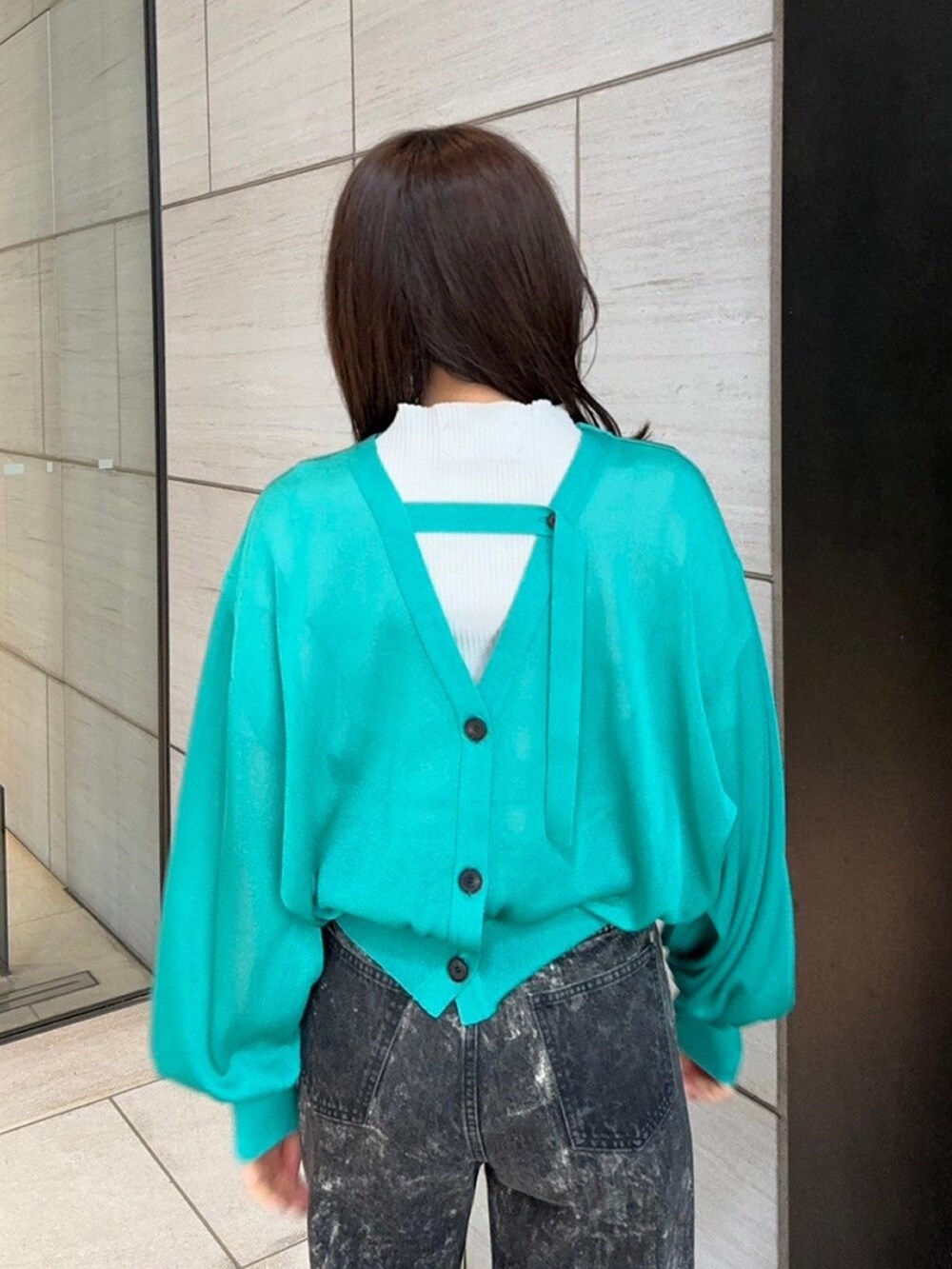 グリーン系のカーディガン/ボレロを着用したレディースの春コーディネートの10枚目の写真