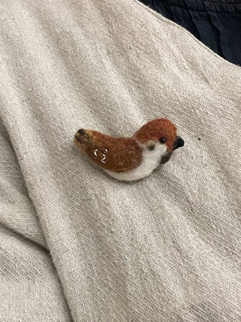 ベージュ系のワンピース、ブラウン系のブーツ、ブラック系のワンピースを着用したレディースの冬コーディネートの2枚目の写真