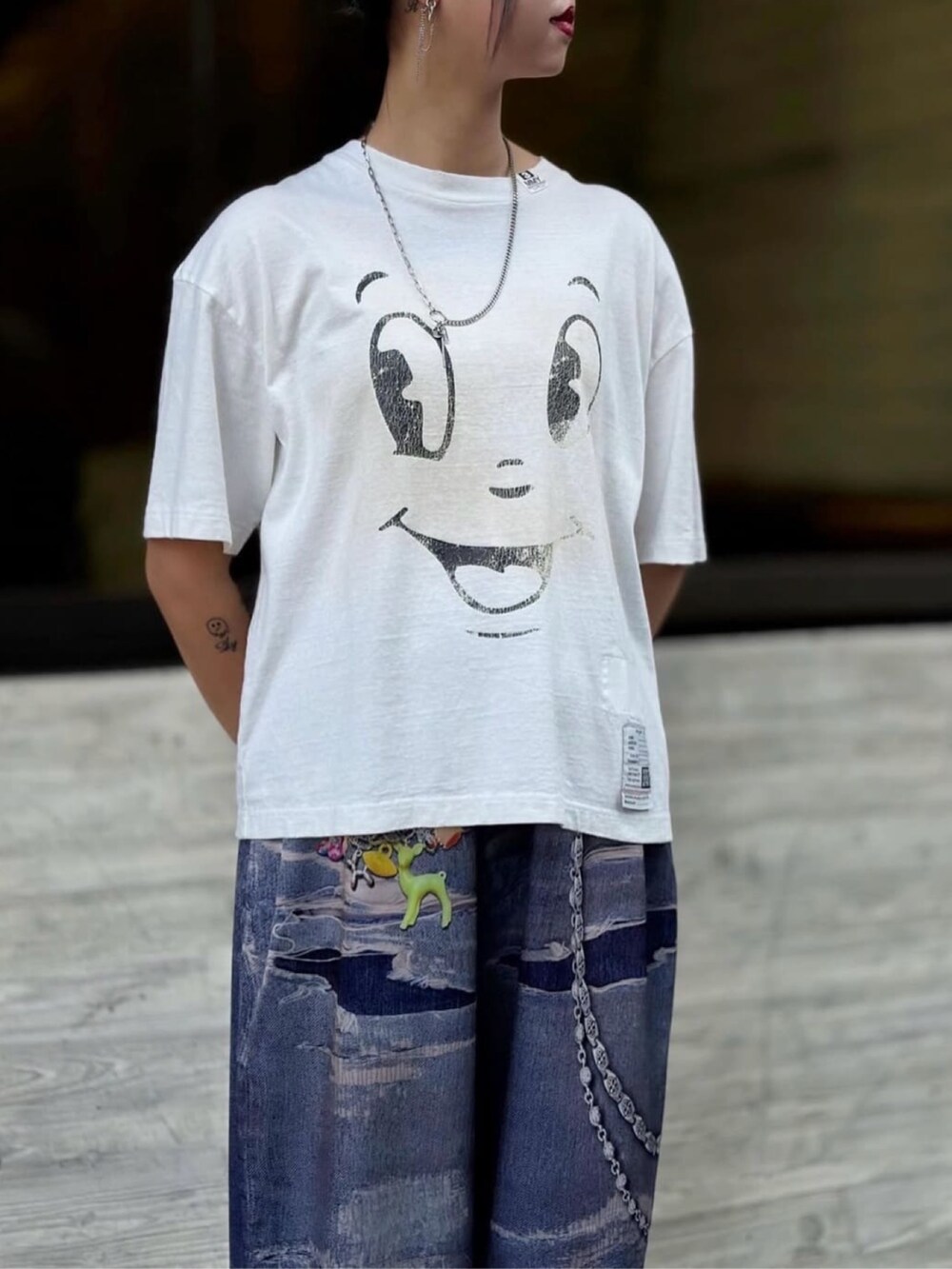 ホワイト系のTシャツ/カットソー、ブルー系のパンツを着用したレディースの秋コーディネートの3枚目の写真