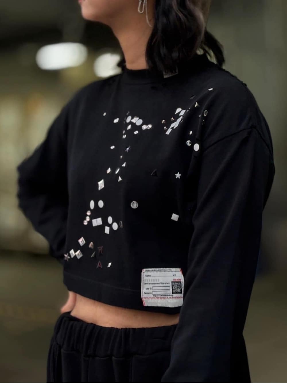 ブラック系のスウェットパンツ、ブラック系のTシャツ/カットソーを着用したレディースの秋コーディネートの4枚目の写真