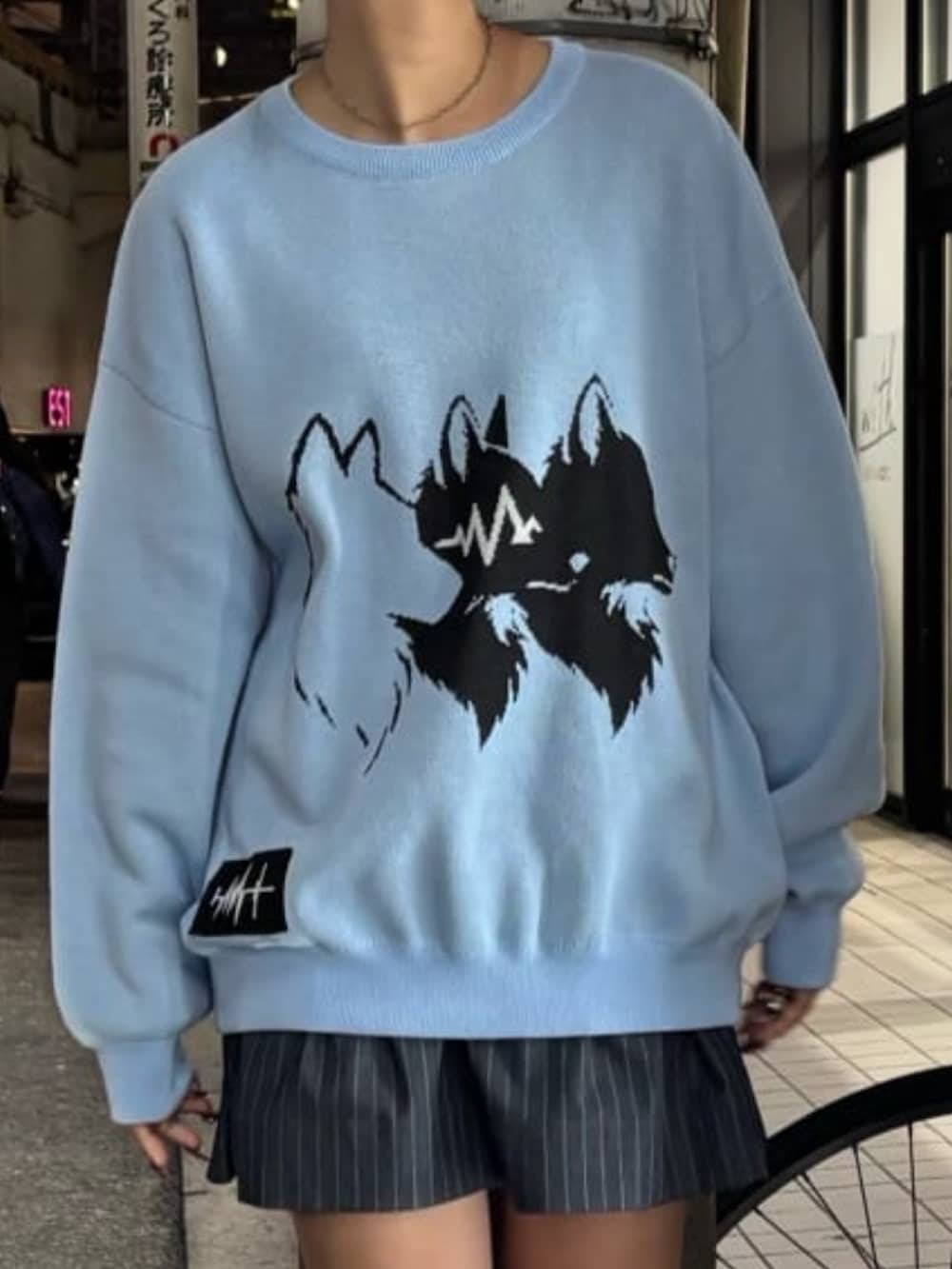 ブルー系のニット/セーターを着用したレディースの秋コーディネートの4枚目の写真