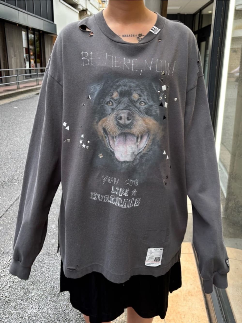 ブラック系のTシャツ/カットソーを着用したレディースの秋コーディネートの3枚目の写真