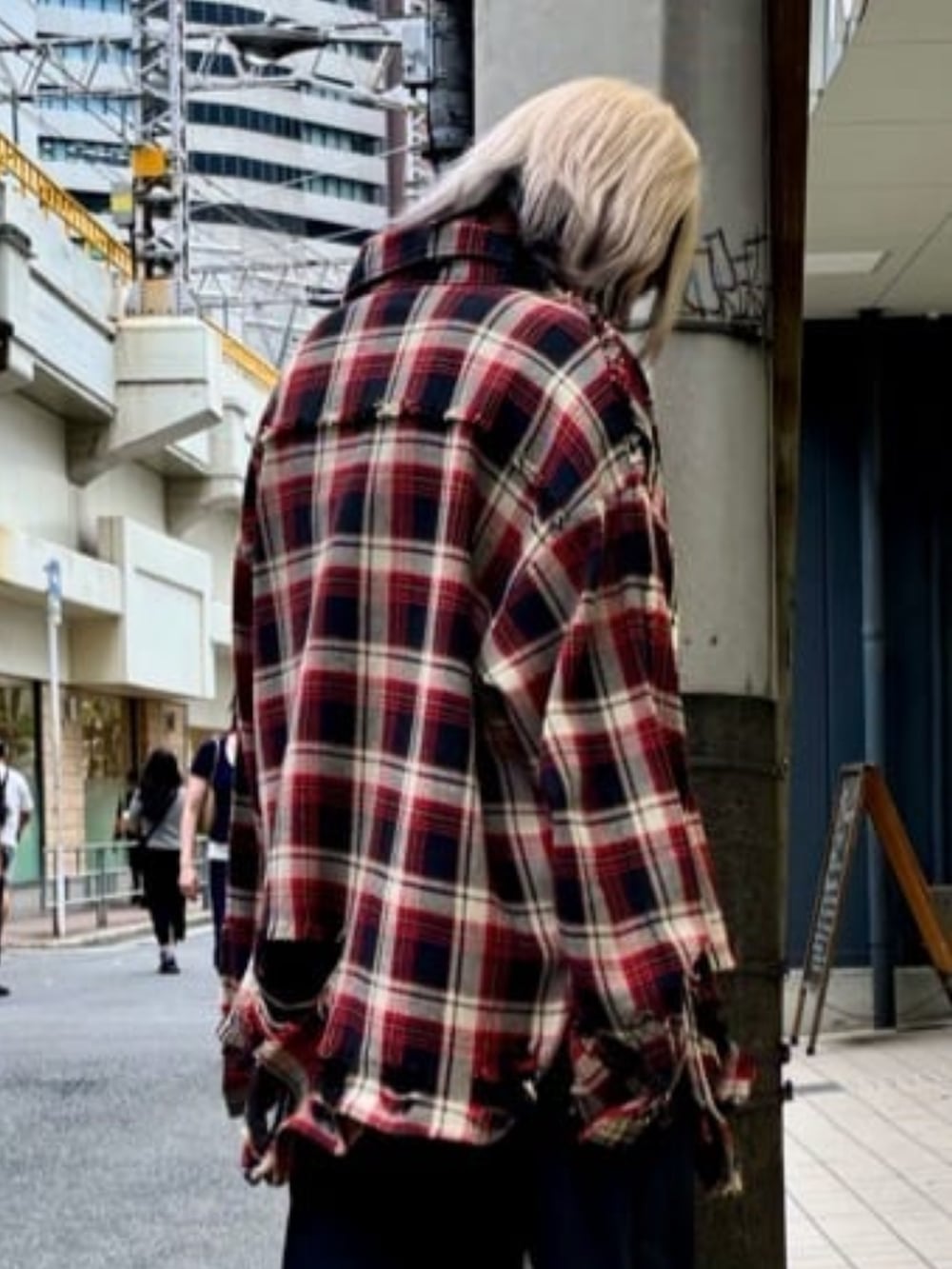 ブラック系のその他パンツ、レッド系のシャツ/ブラウスを着用したレディースの秋コーディネートの4枚目の写真