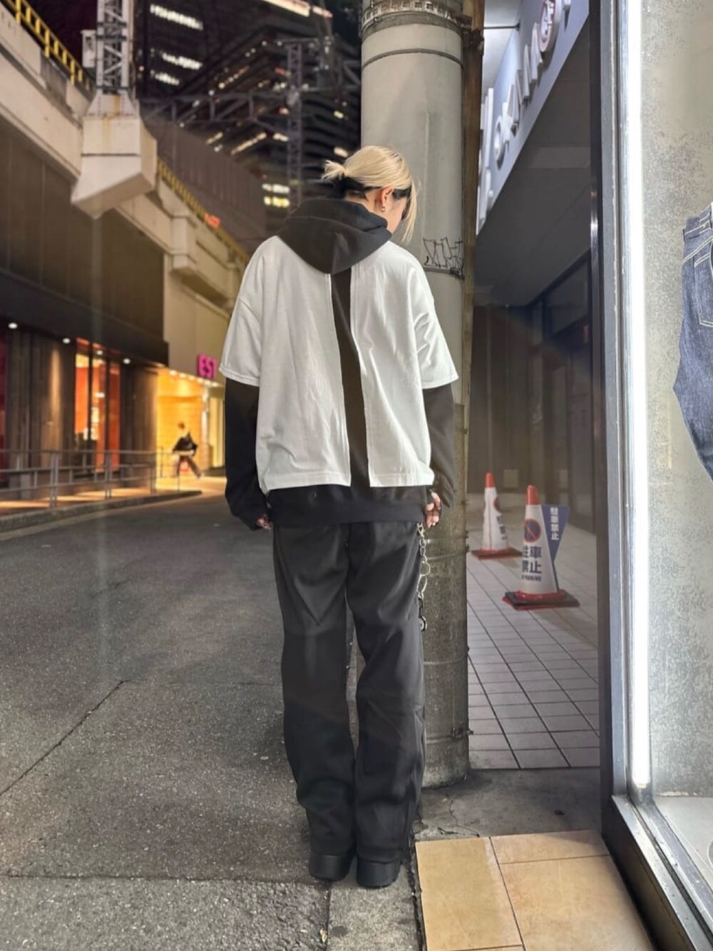 ブラック系のトップス、ブラック系のスウェットパンツを着用したレディースの冬コーディネートの2枚目の写真