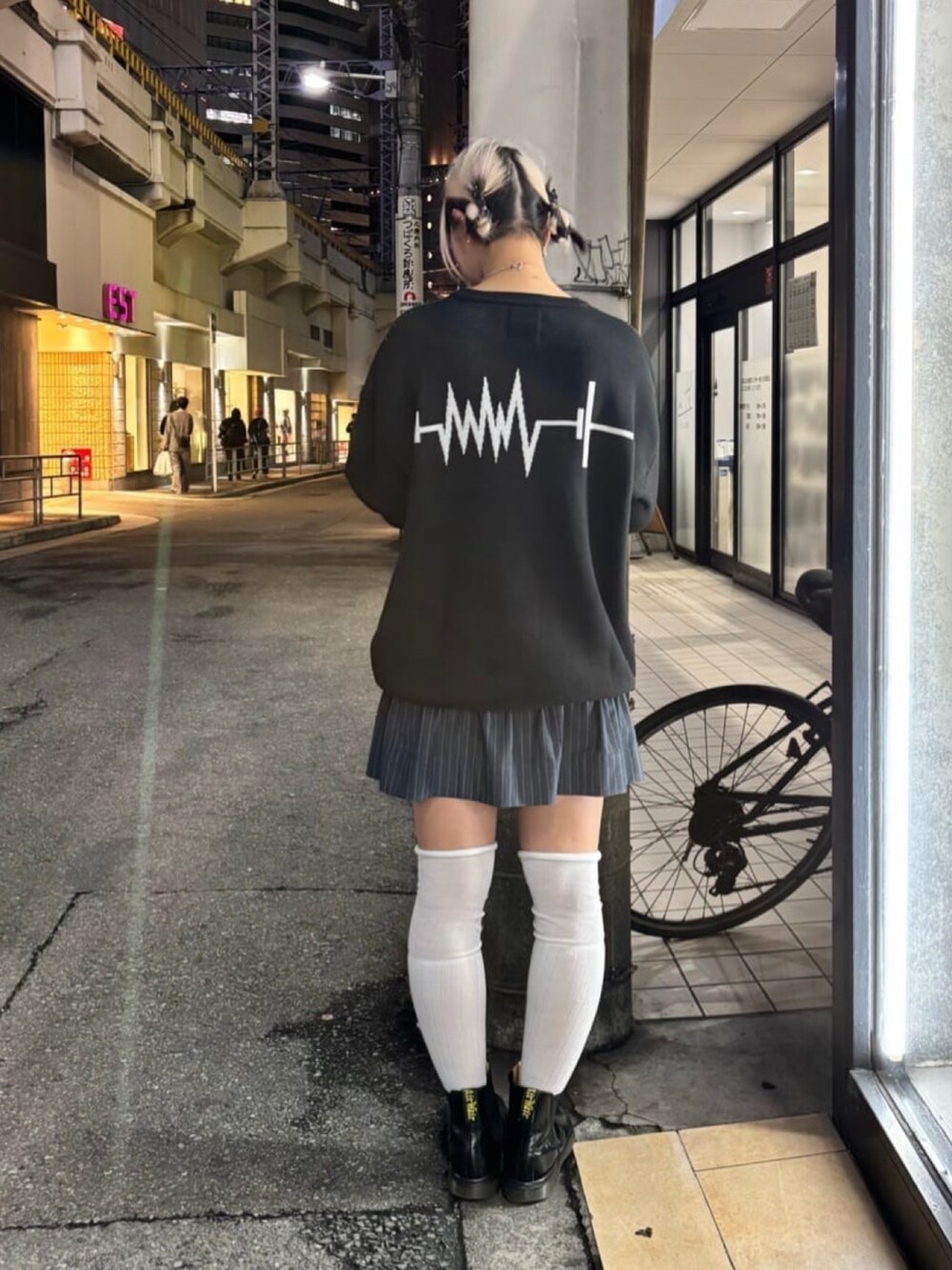 ブラック系のニット/セーターを着用したレディースの秋コーディネートの3枚目の写真