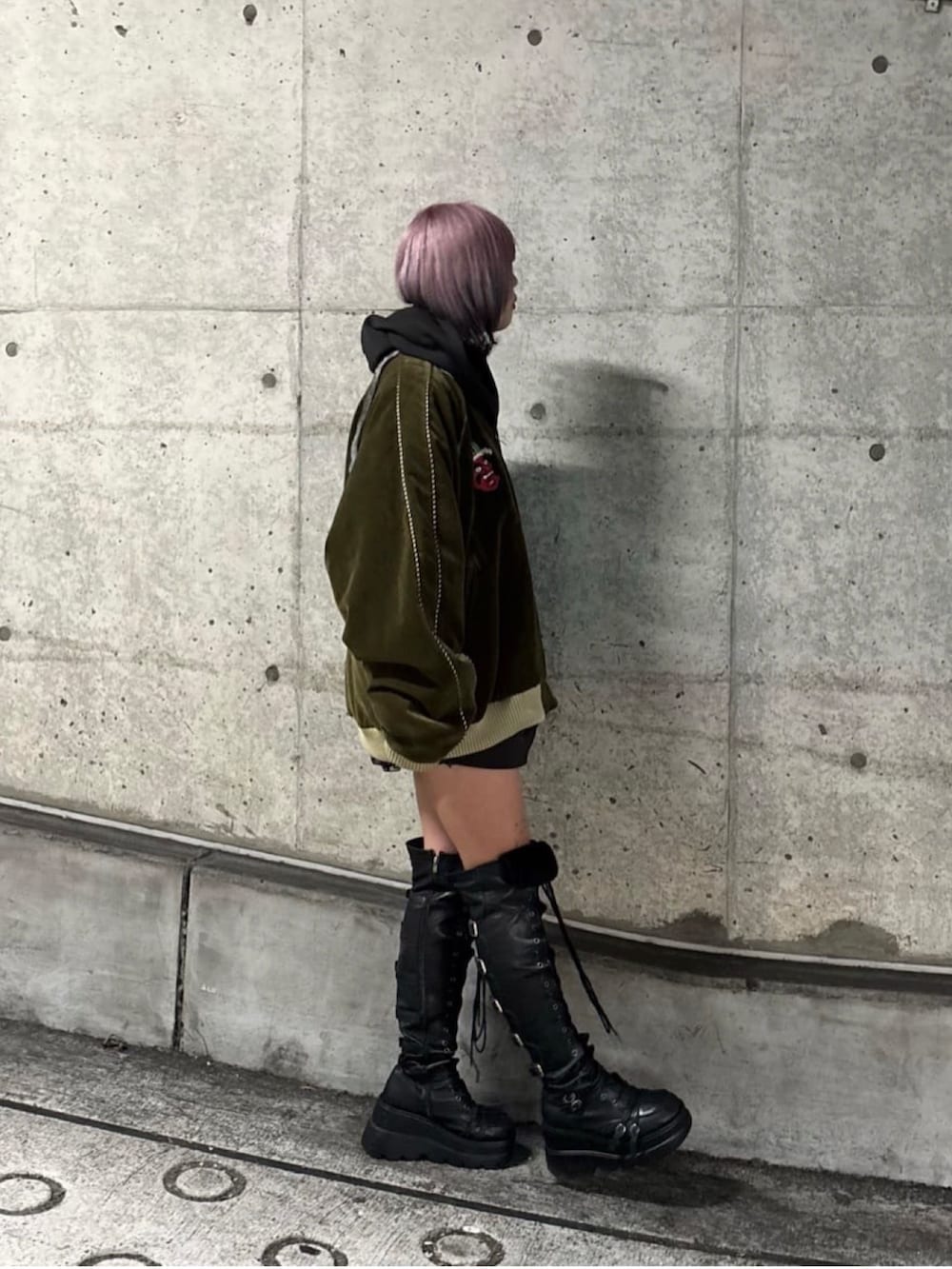 ブラック系のパーカー、グリーン系のジャケット/アウターを着用したレディースの冬コーディネートの4枚目の写真