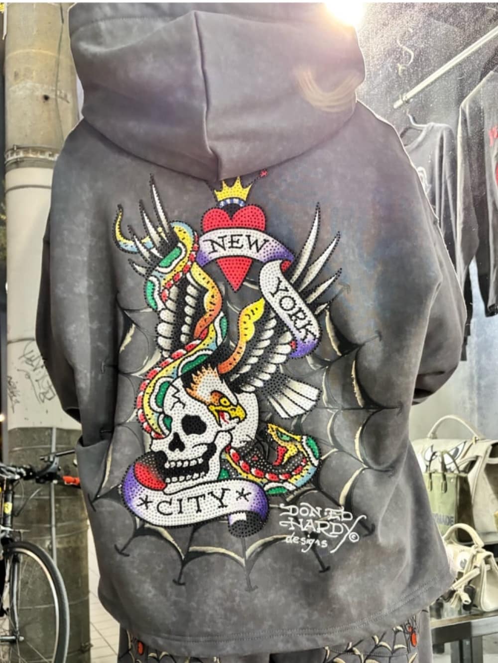 グレー系のパーカー、グレー系のスウェットパンツを着用したレディースの秋コーディネートの9枚目の写真