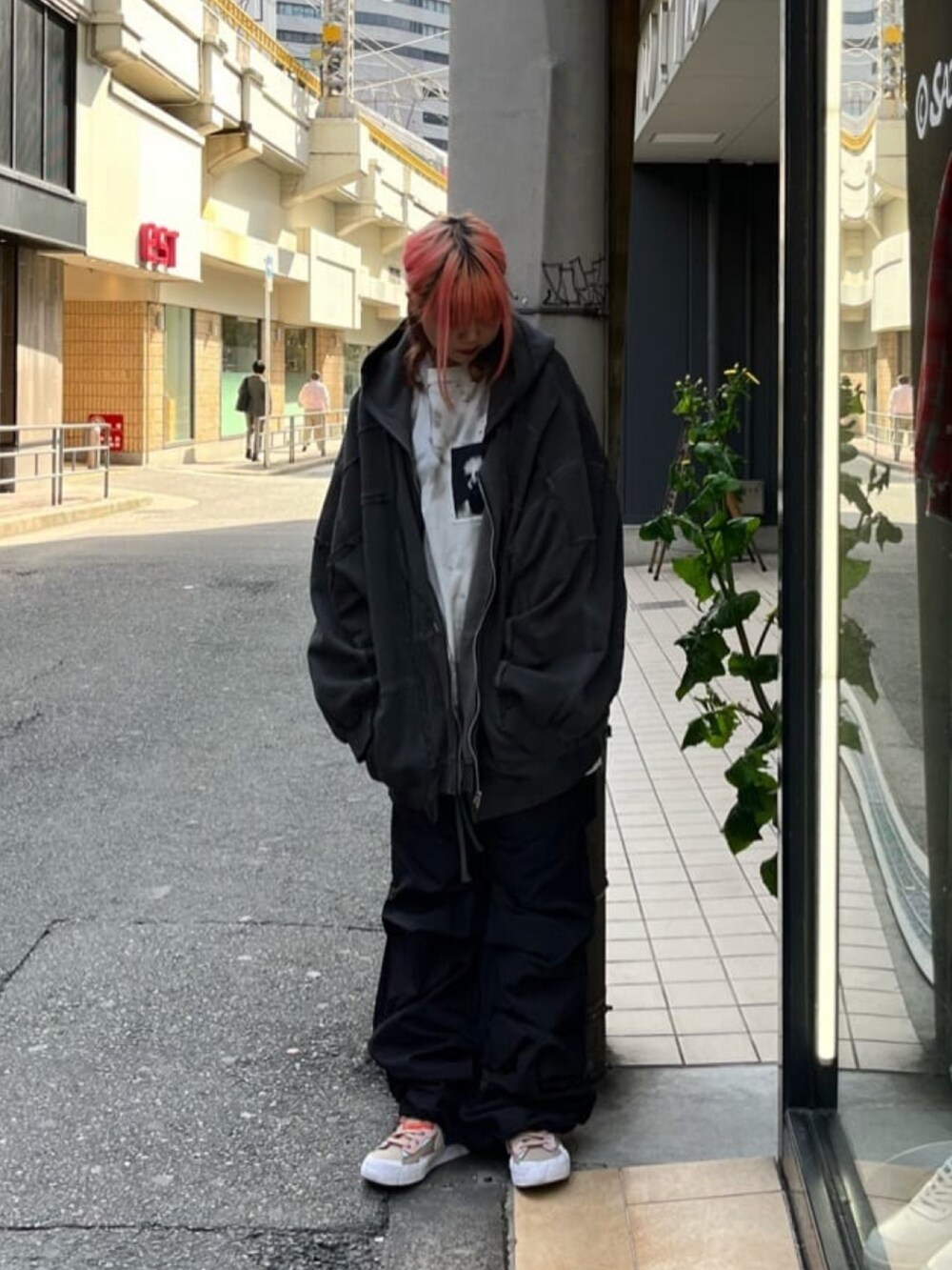 グレー系のTシャツ/カットソー、グレー系のパーカー、ブラック系のその他パンツを着用したレディースの春コーディネートの2枚目の写真