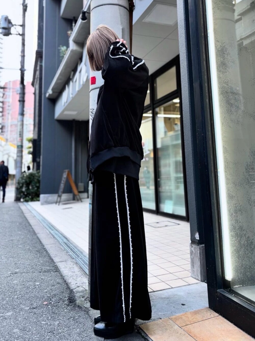 ブラック系のTシャツ/カットソー、ブラック系のトップス、ブラック系のパンツを着用したレディースの春コーディネートの3枚目の写真