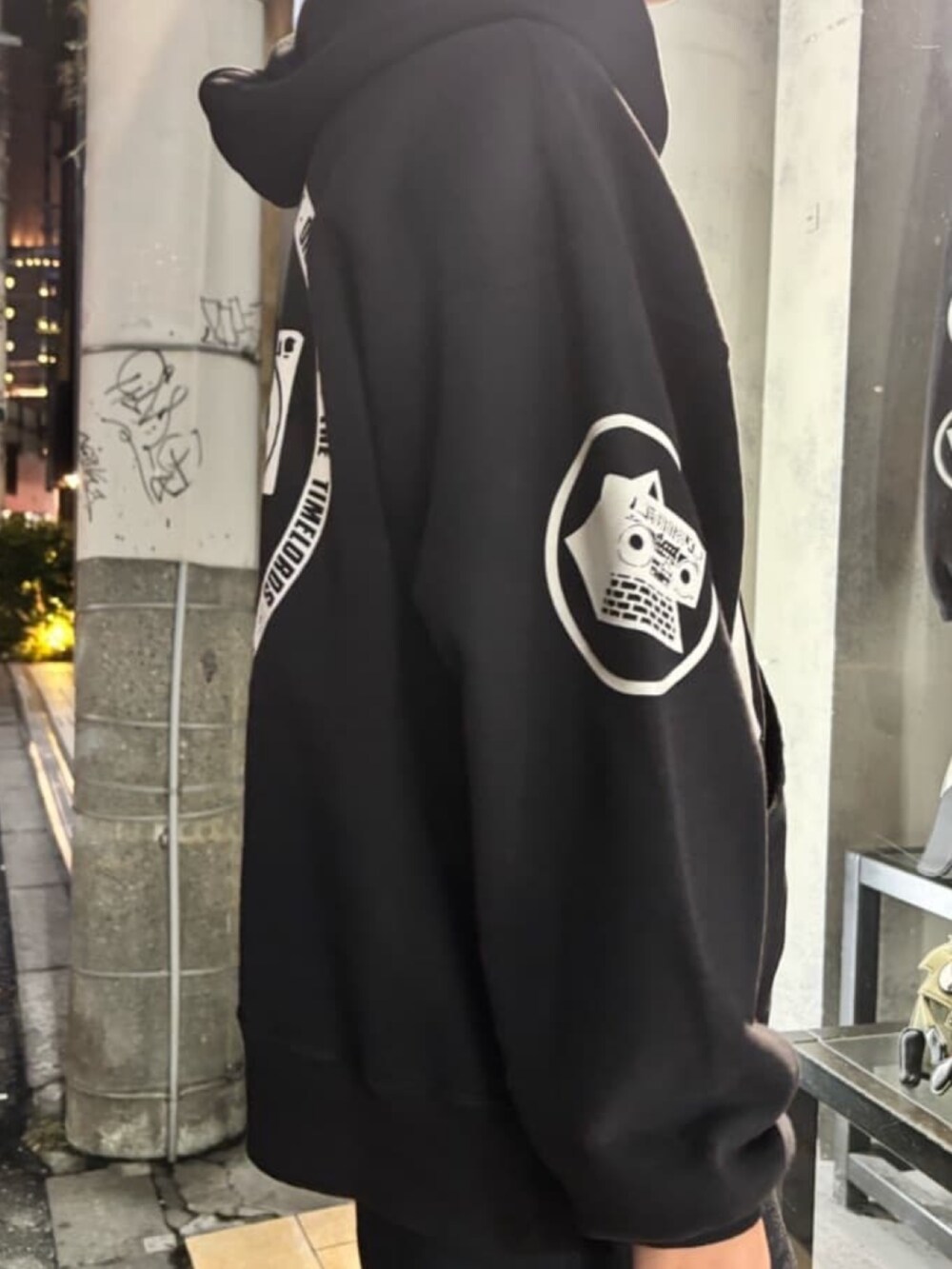 ブラック系のトップスを着用したレディースの秋コーディネートの5枚目の写真