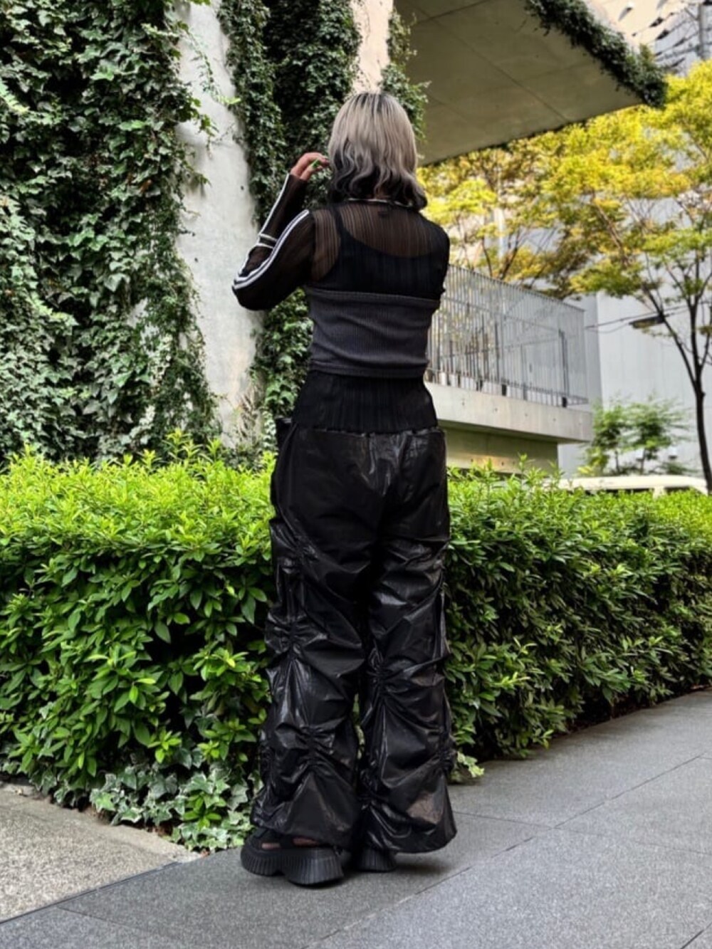 ブラック系のTシャツ/カットソー、ブラック系のパンツを着用したレディースの秋コーディネートの3枚目の写真