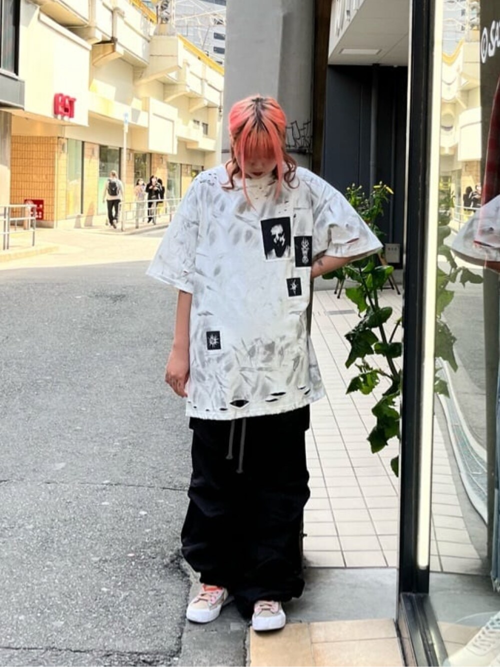 グレー系のTシャツ/カットソー、ブラック系のその他パンツを着用したレディースの春コーディネートの3枚目の写真