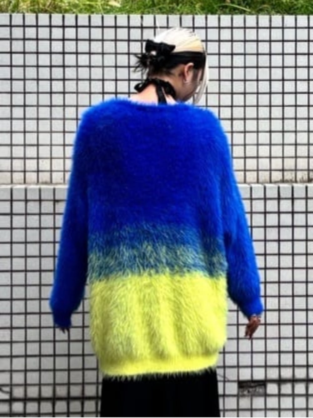 ブルー系のカーディガン/ボレロを着用したレディースの秋コーディネートの5枚目の写真