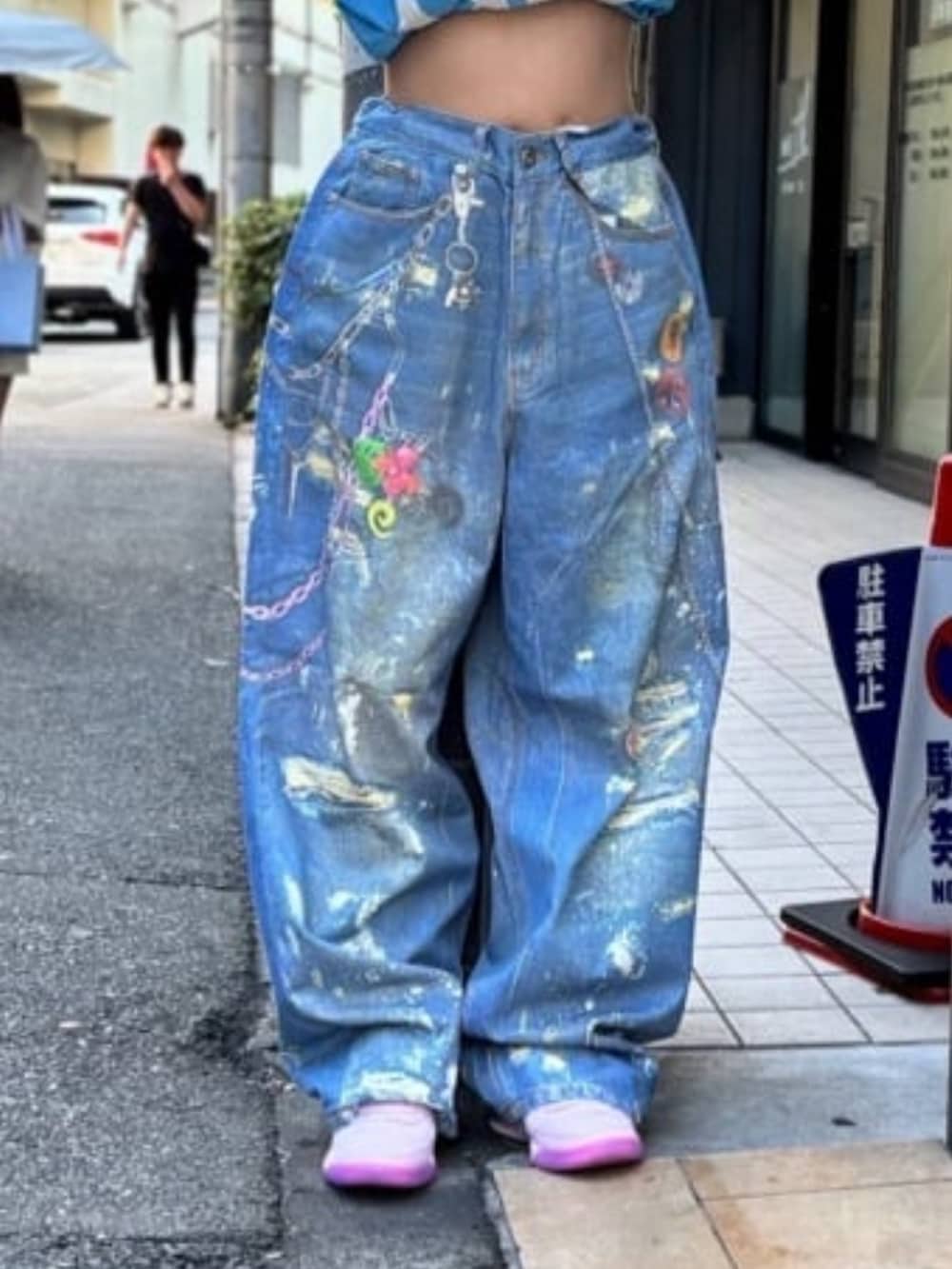 ブルー系のTシャツ/カットソー、その他のデニムパンツを着用したレディースの秋コーディネートの4枚目の写真