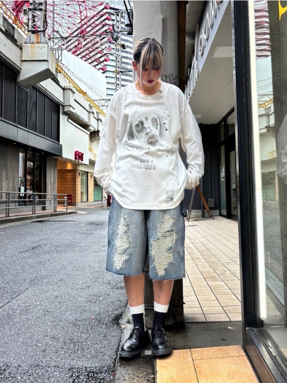 ホワイト系のTシャツ/カットソー、ブルー系のその他パンツを着用したレディースの秋コーディネートの2枚目の写真