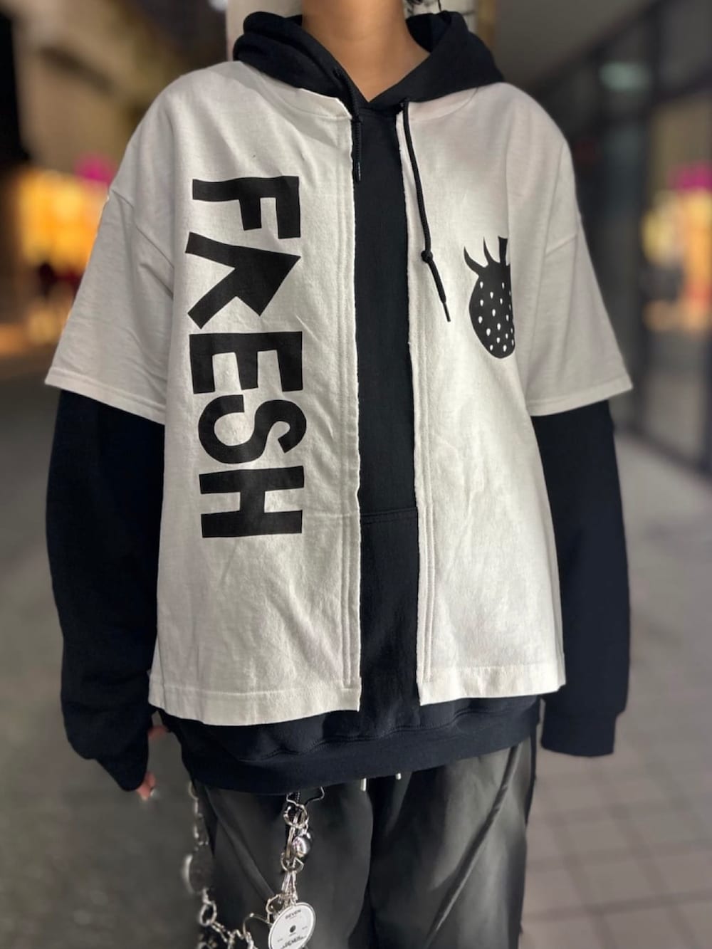 ブラック系のトップス、ブラック系のスウェットパンツを着用したレディースの冬コーディネートの3枚目の写真