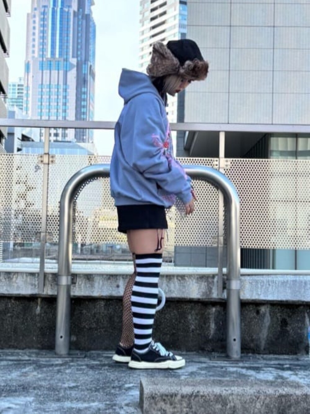 ブルー系のパーカー、ブラック系のニットキャップ/ビーニーを着用したレディースの秋コーディネートの2枚目の写真