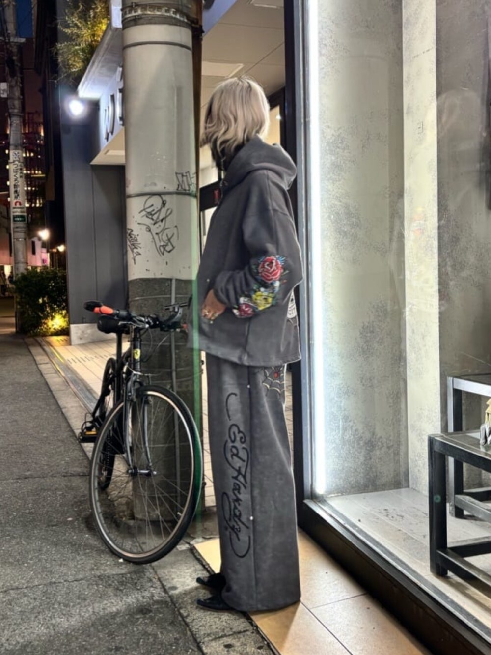 グレー系のパーカー、グレー系のスウェットパンツを着用したレディースの秋コーディネートの3枚目の写真