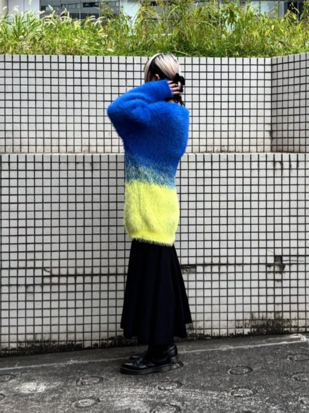 ブルー系のカーディガン/ボレロを着用したレディースの秋コーディネートの3枚目の写真