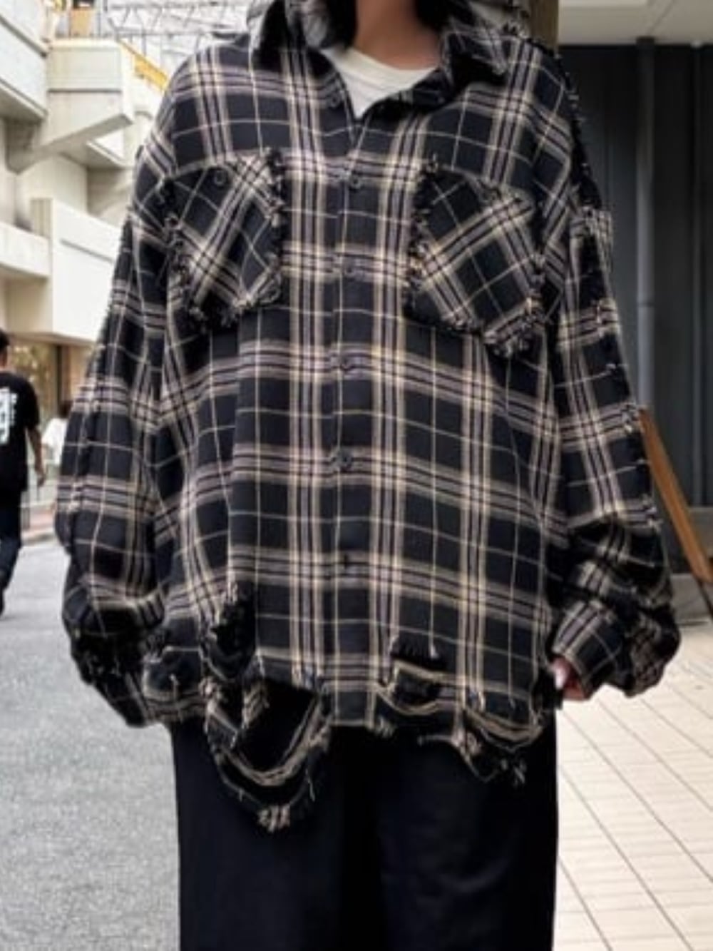 ブラック系のその他パンツ、ブラック系のシャツ/ブラウスを着用したレディースの秋コーディネートの3枚目の写真