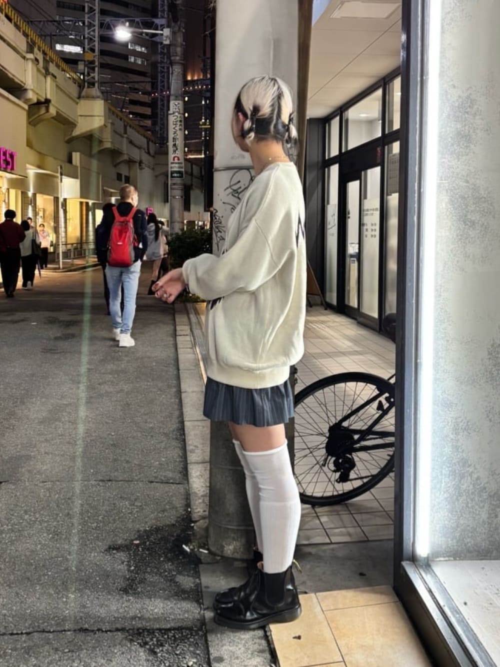 ベージュ系のニット/セーターを着用したレディースの秋コーディネートの2枚目の写真