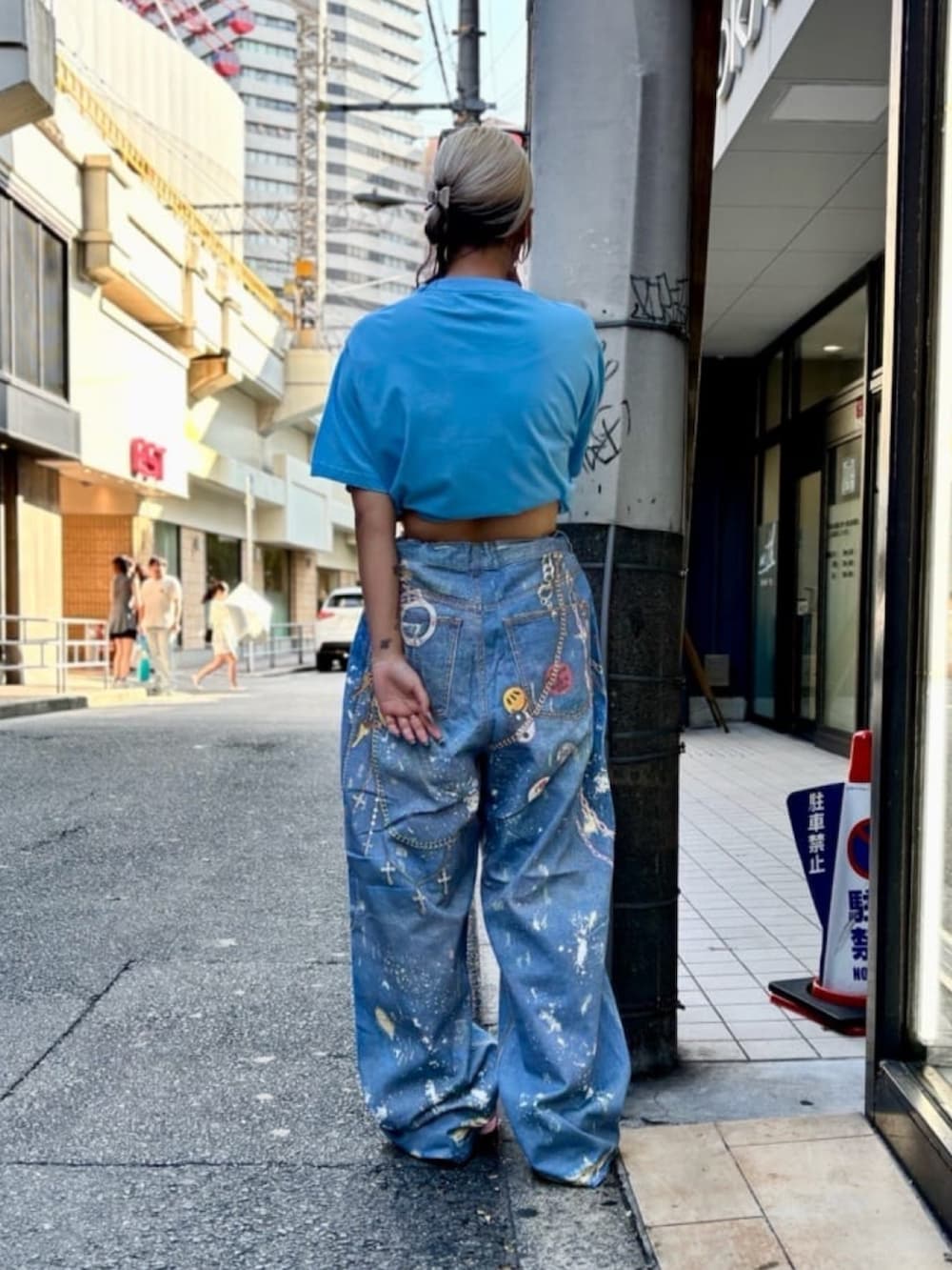 ブルー系のTシャツ/カットソー、その他のデニムパンツを着用したレディースの秋コーディネートの3枚目の写真