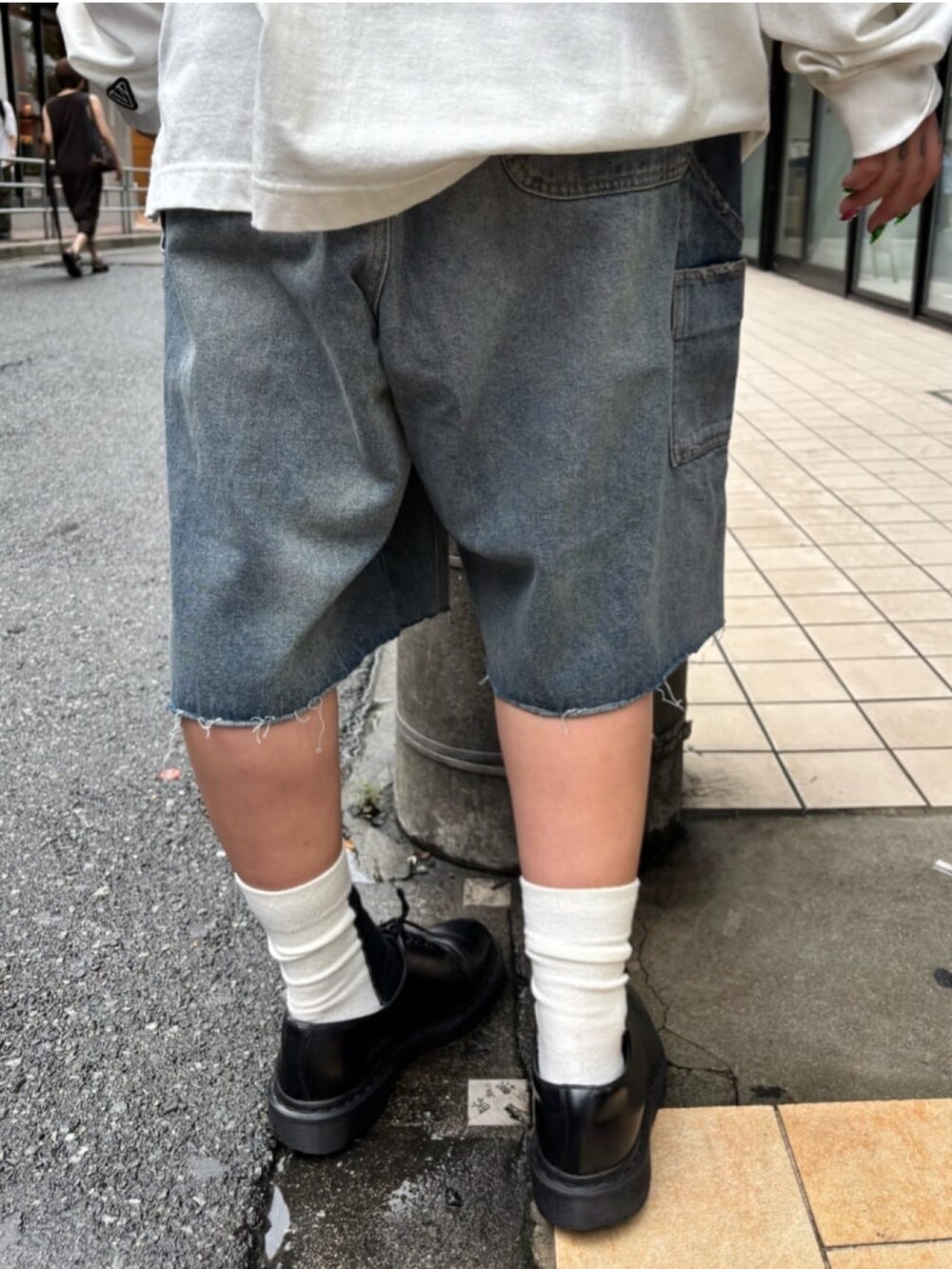 ホワイト系のTシャツ/カットソー、ブルー系のその他パンツ、ブルー系のトップスを着用したレディースの秋コーディネートの4枚目の写真