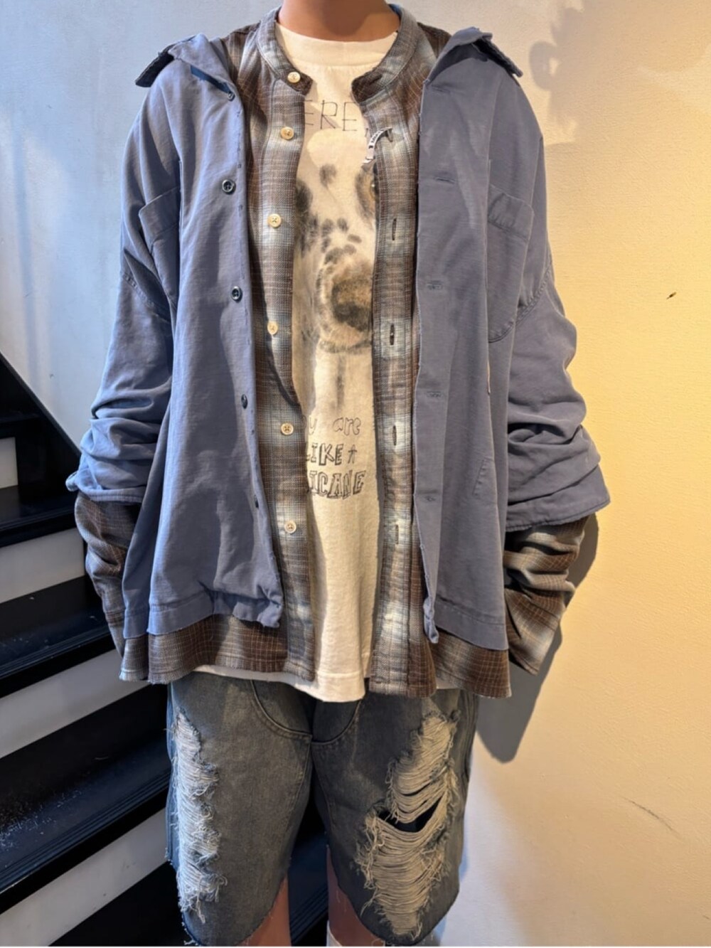 ホワイト系のTシャツ/カットソー、ブルー系のその他パンツ、ブルー系のトップスを着用したレディースの秋コーディネートの2枚目の写真