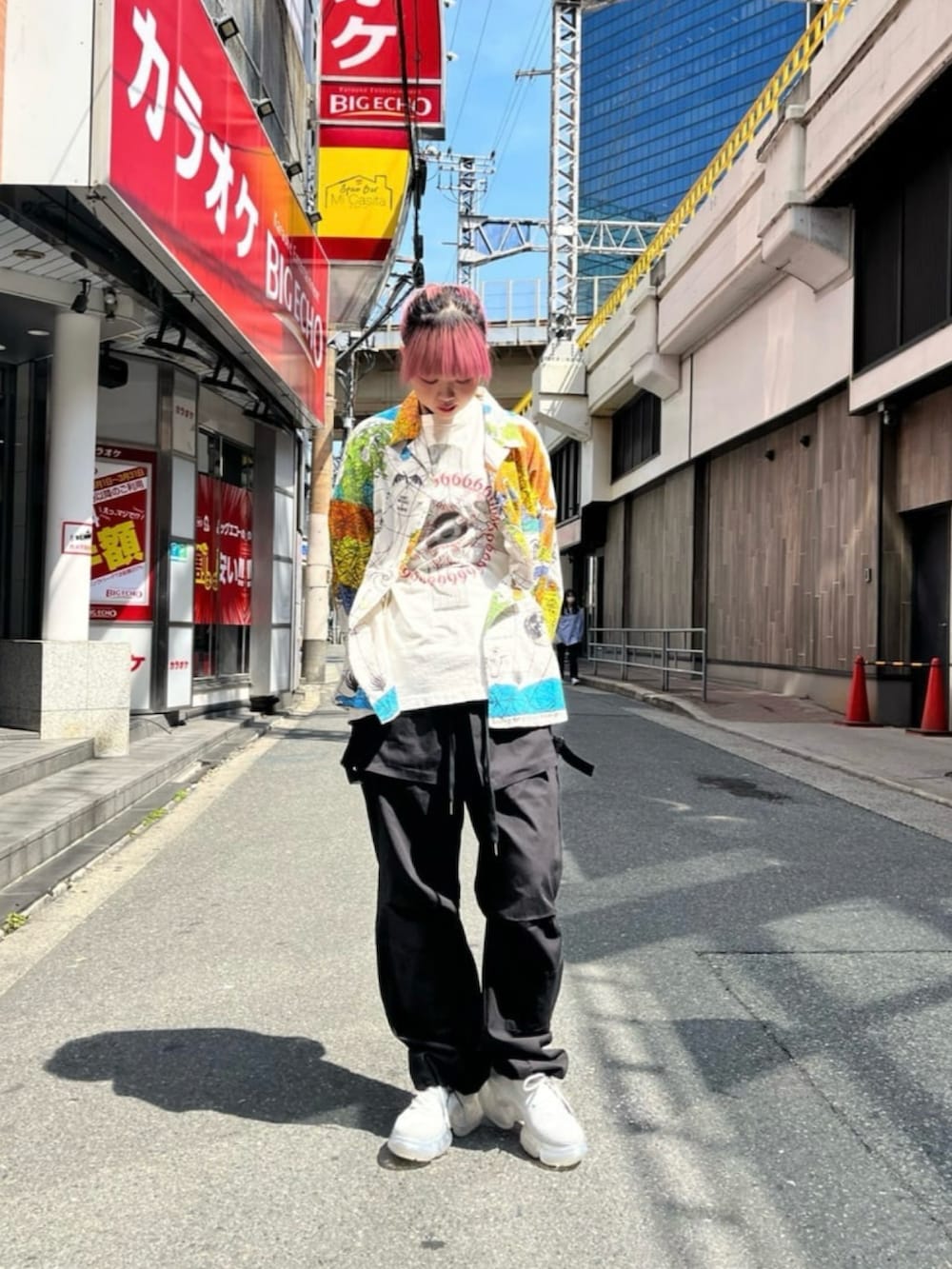 ブラック系のパンツ、ホワイト系のスニーカー、ホワイト系のジャケット/アウターを着用したレディースの冬コーディネートの2枚目の写真