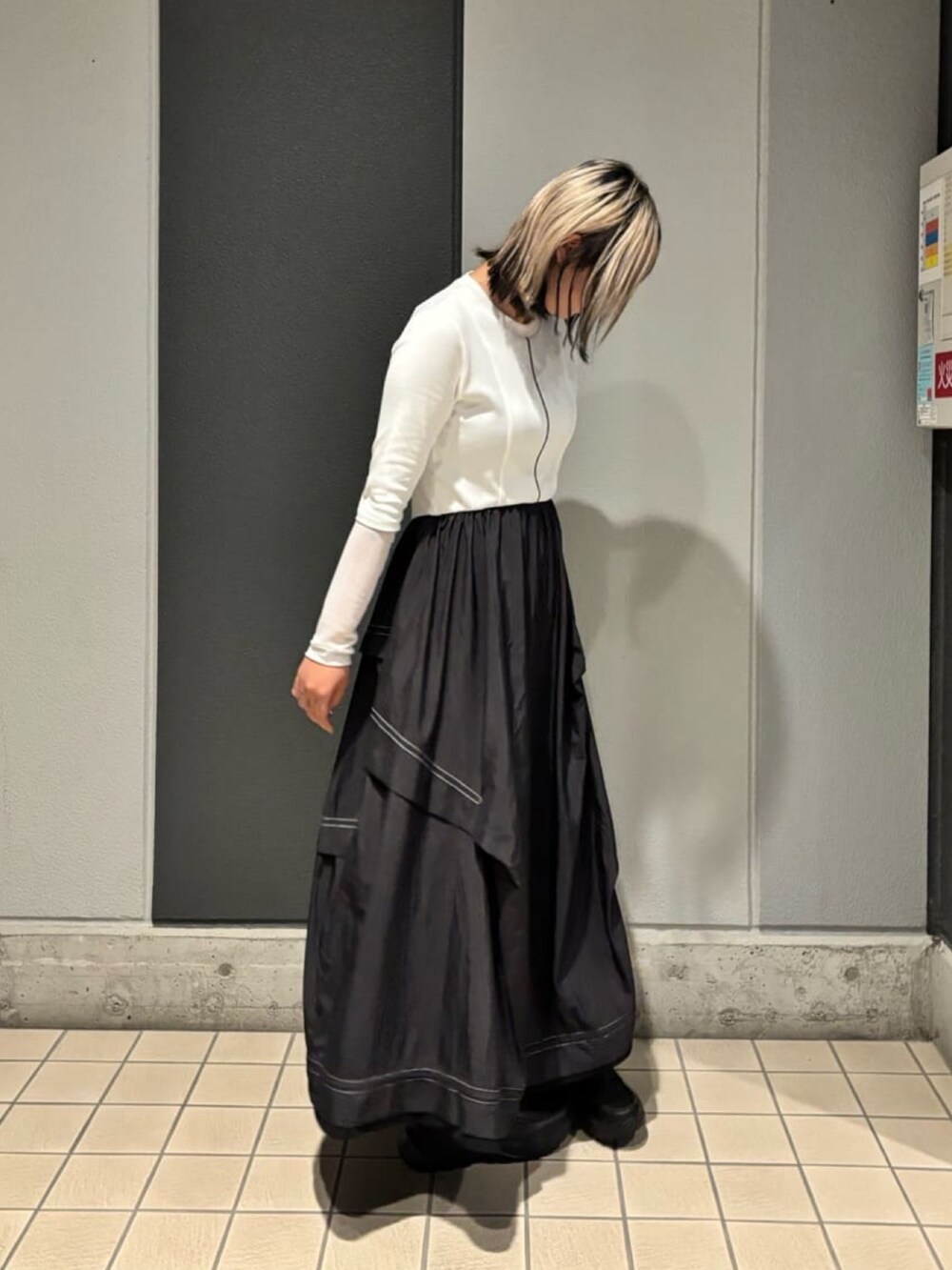 ホワイト系のワンピースを着用したレディースの秋コーディネートの2枚目の写真