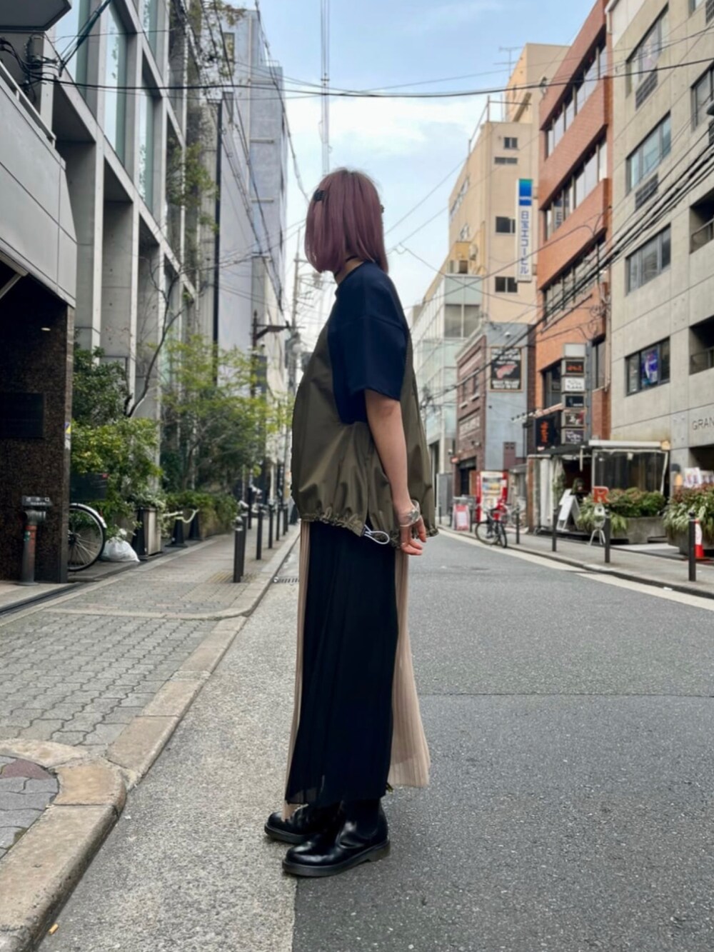 ブラック系のスカート、その他のTシャツ/カットソーを着用したレディースの冬コーディネートの3枚目の写真