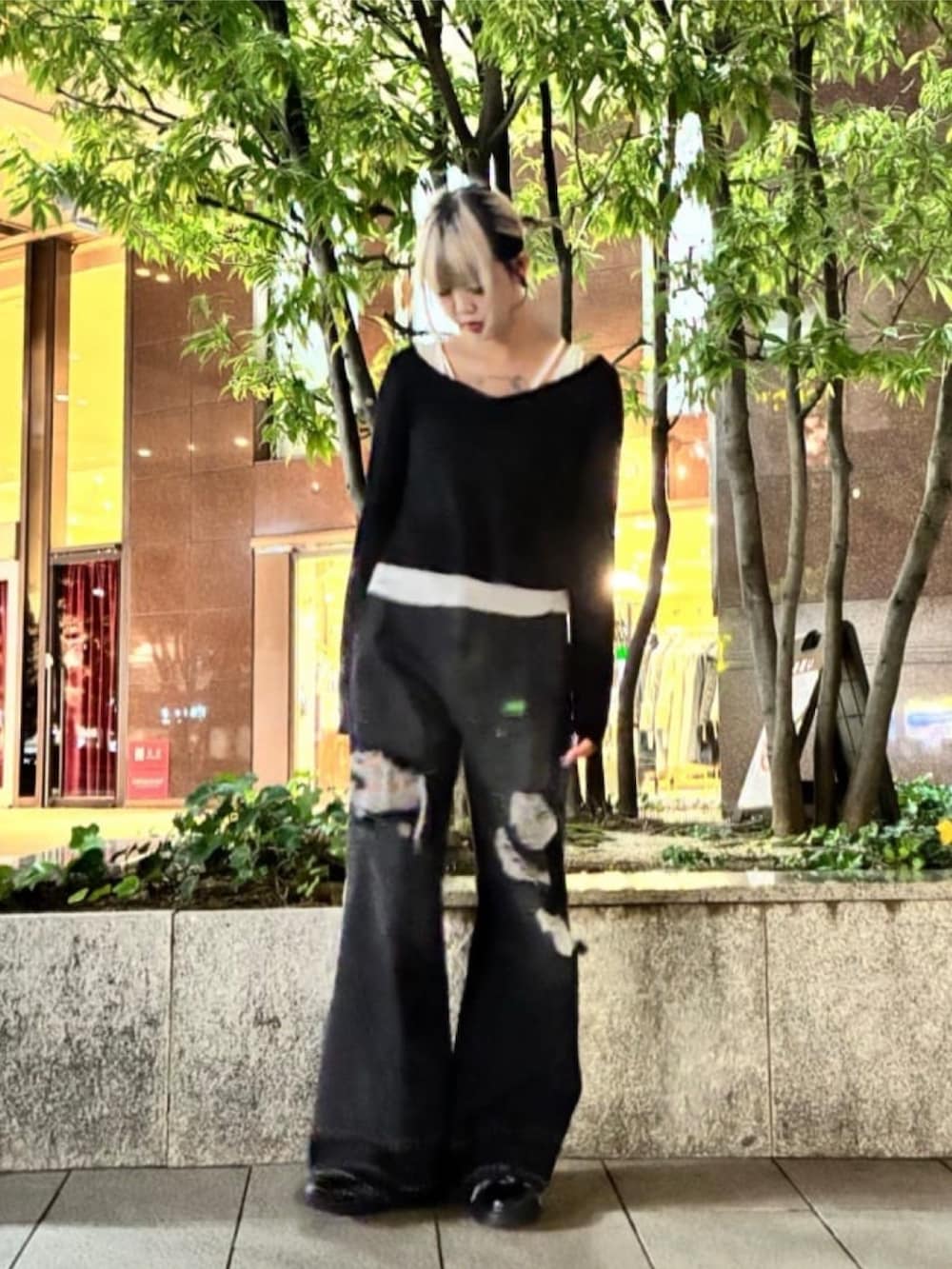 グレー系のチェスターコート、ブラック系のデニムパンツを着用したレディースの冬コーディネートの4枚目の写真