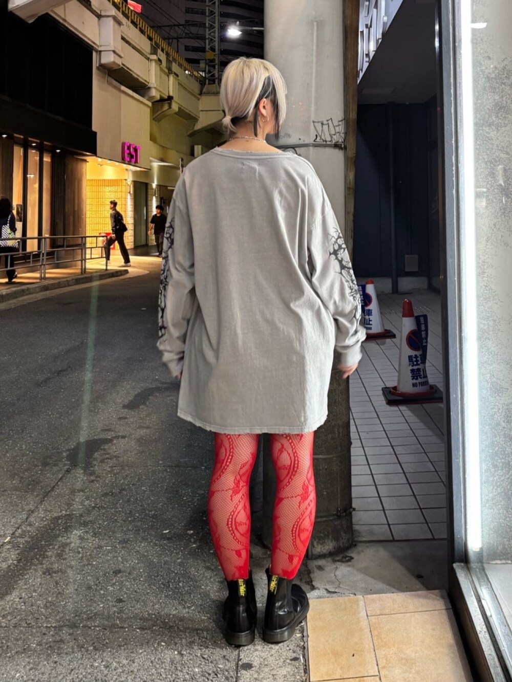 ベージュ系のTシャツ/カットソーを着用したレディースの夏コーディネートの2枚目の写真