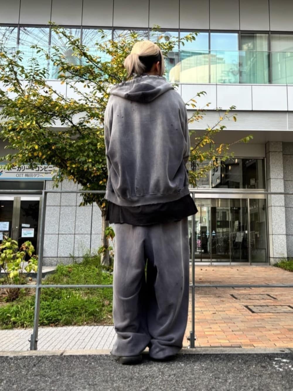 ブラック系のカーゴパンツ、ブラック系のパーカーを着用したレディースの秋コーディネートの3枚目の写真