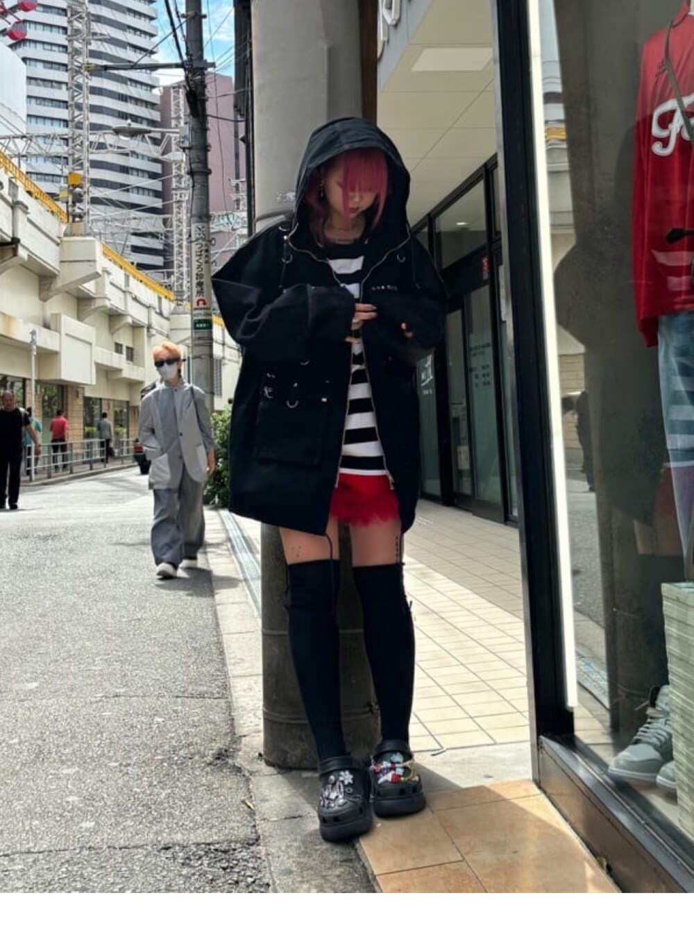 ブラック系のその他アウターを着用したレディースの春コーディネートの2枚目の写真