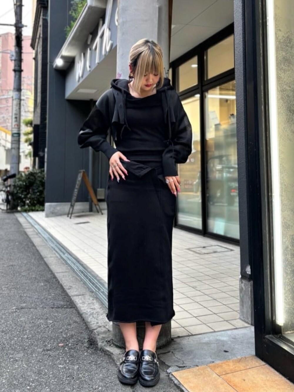 ブラック系のトップス、ブラック系のカーディガン/ボレロを着用したレディースの春コーディネートの2枚目の写真