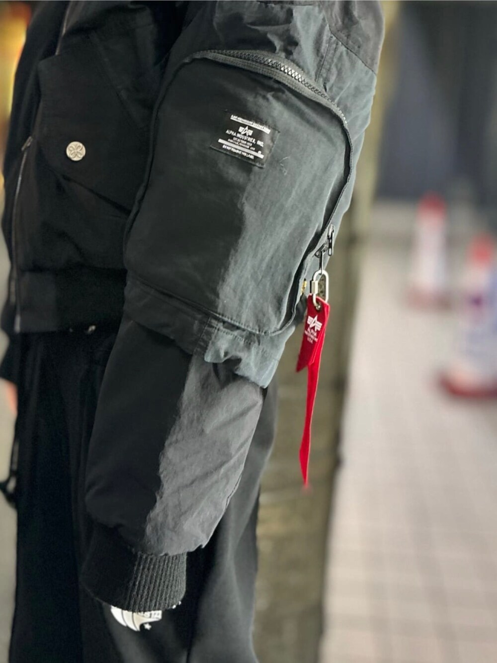 ブラック系のスウェットパンツ、ブラック系のMA-1を着用したレディースの冬コーディネートの5枚目の写真